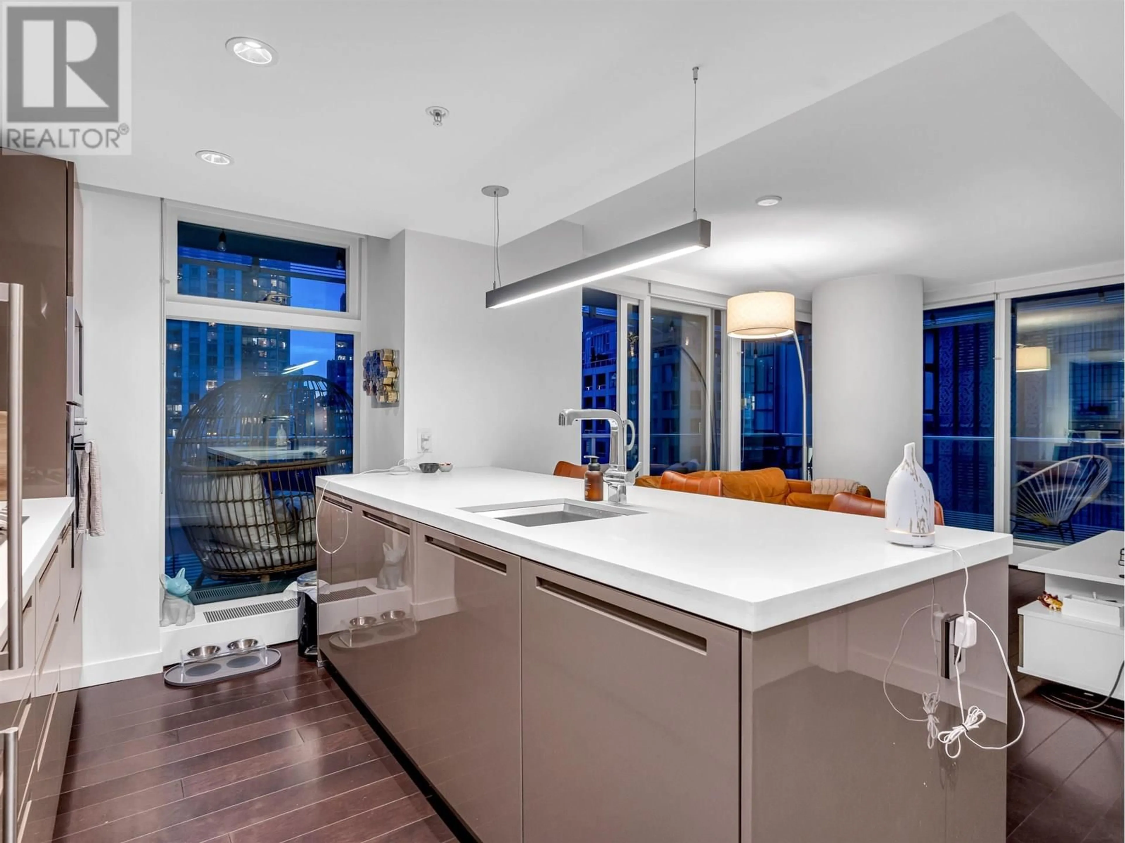 Open concept kitchen, ceramic/tile floor for 1001 - 777 RICHARDS STREET, Vancouver British Columbia V6B0M6