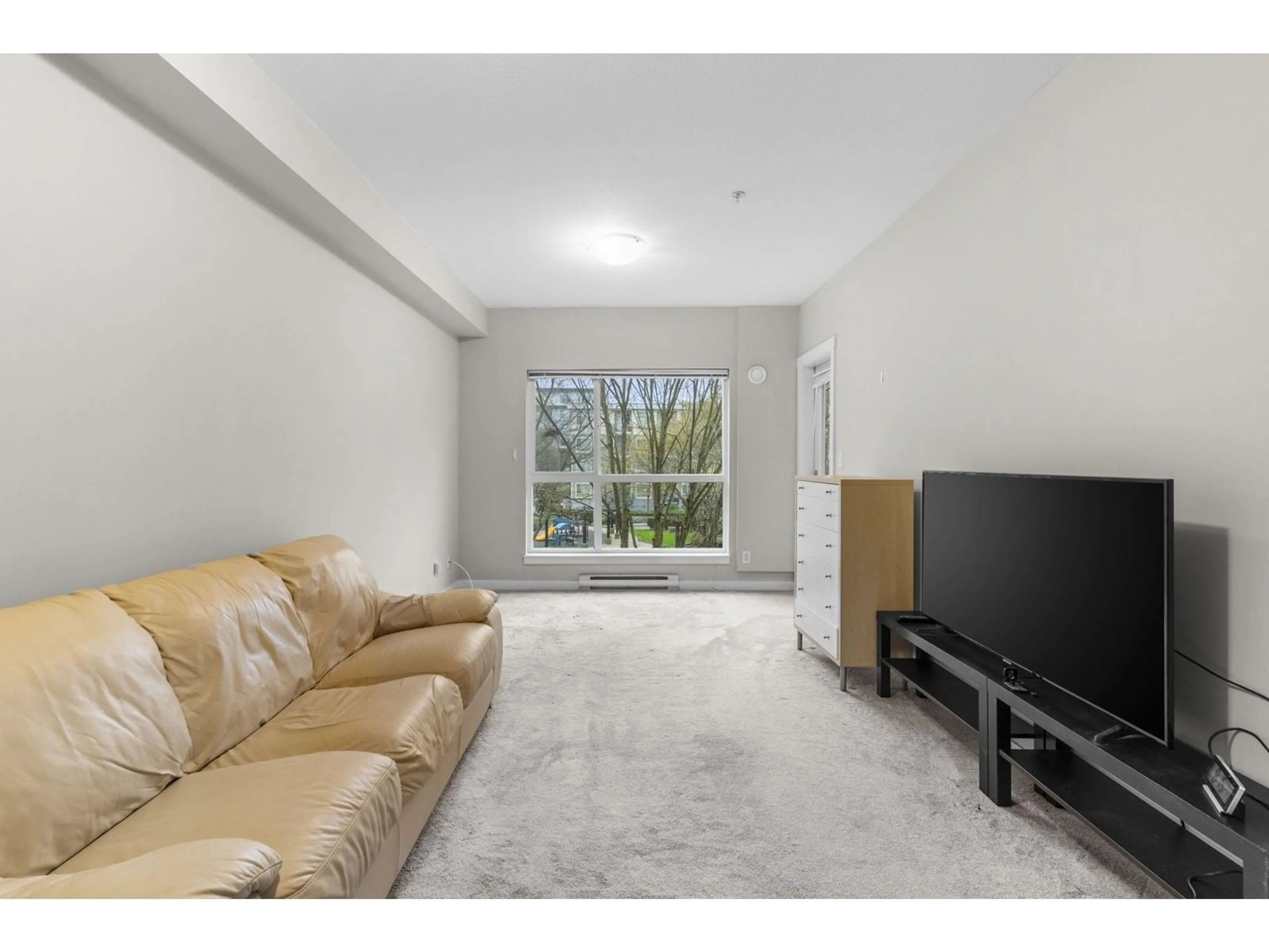Living room with furniture, unknown for 425 - 13733 107A, Surrey British Columbia V3T0B7
