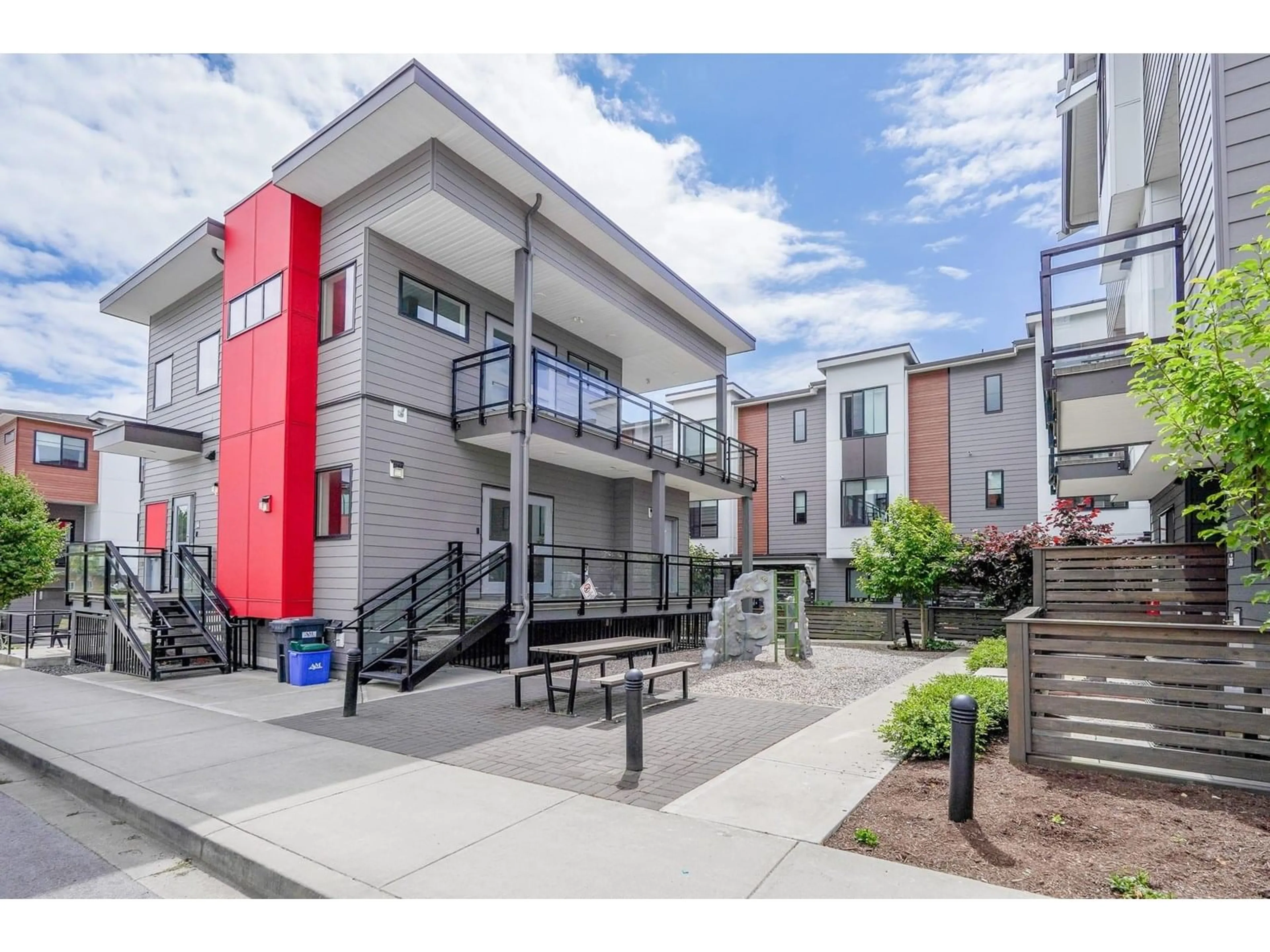Patio, street for 10 - 1639 162, Surrey British Columbia V4A4Y1