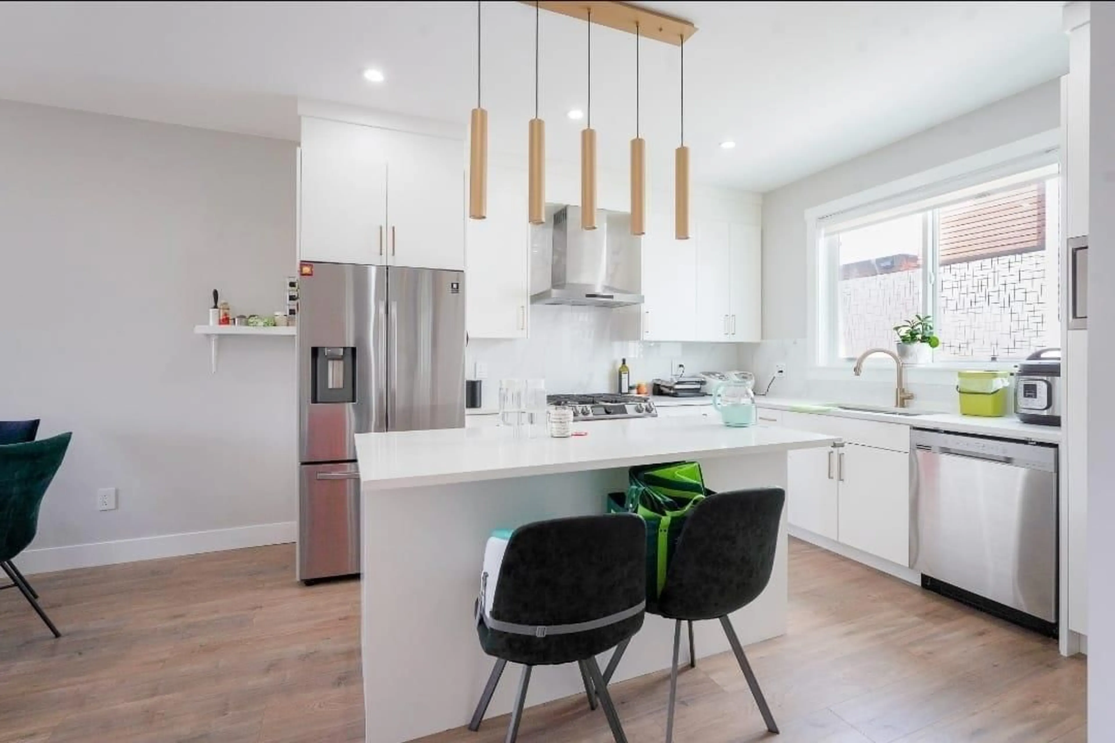 Open concept kitchen, unknown for 10 - 1639 162, Surrey British Columbia V4A4Y1
