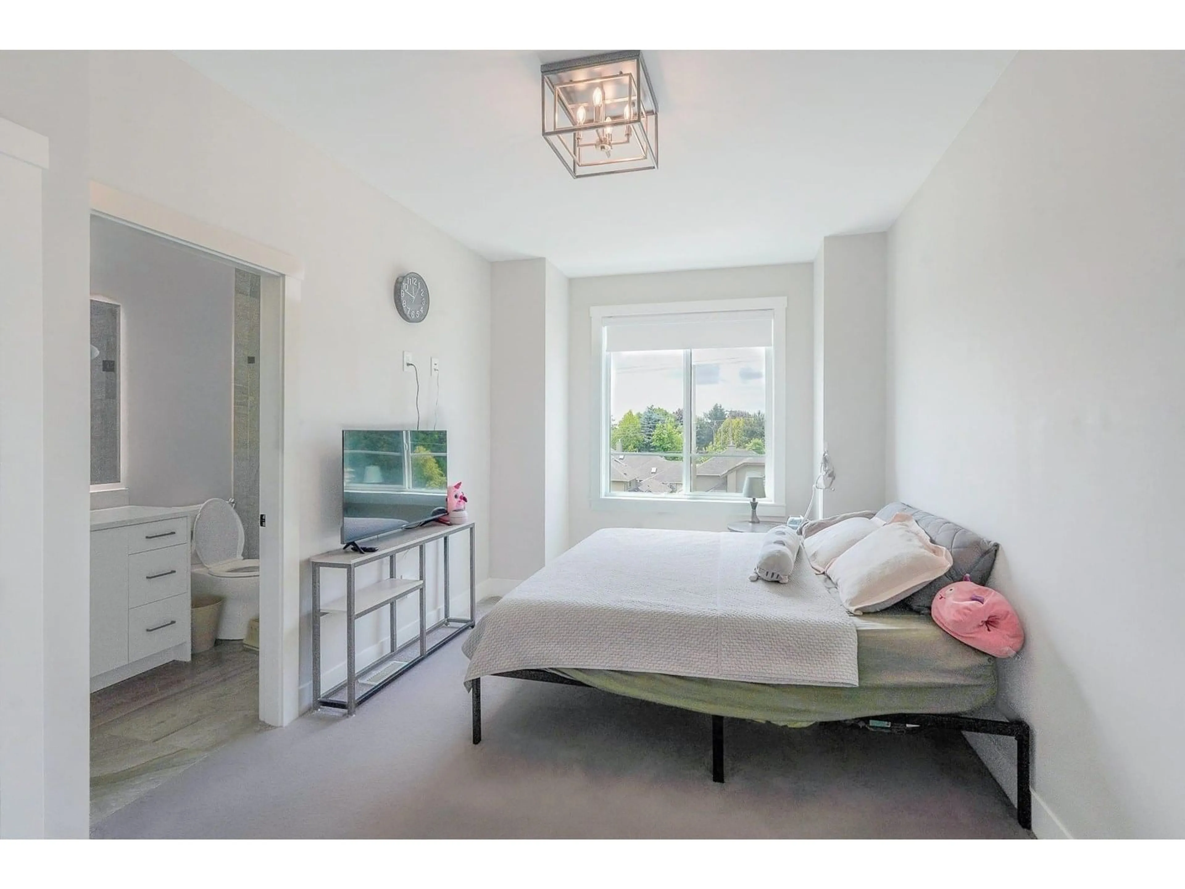 Bedroom with bed, unknown for 10 - 1639 162, Surrey British Columbia V4A4Y1