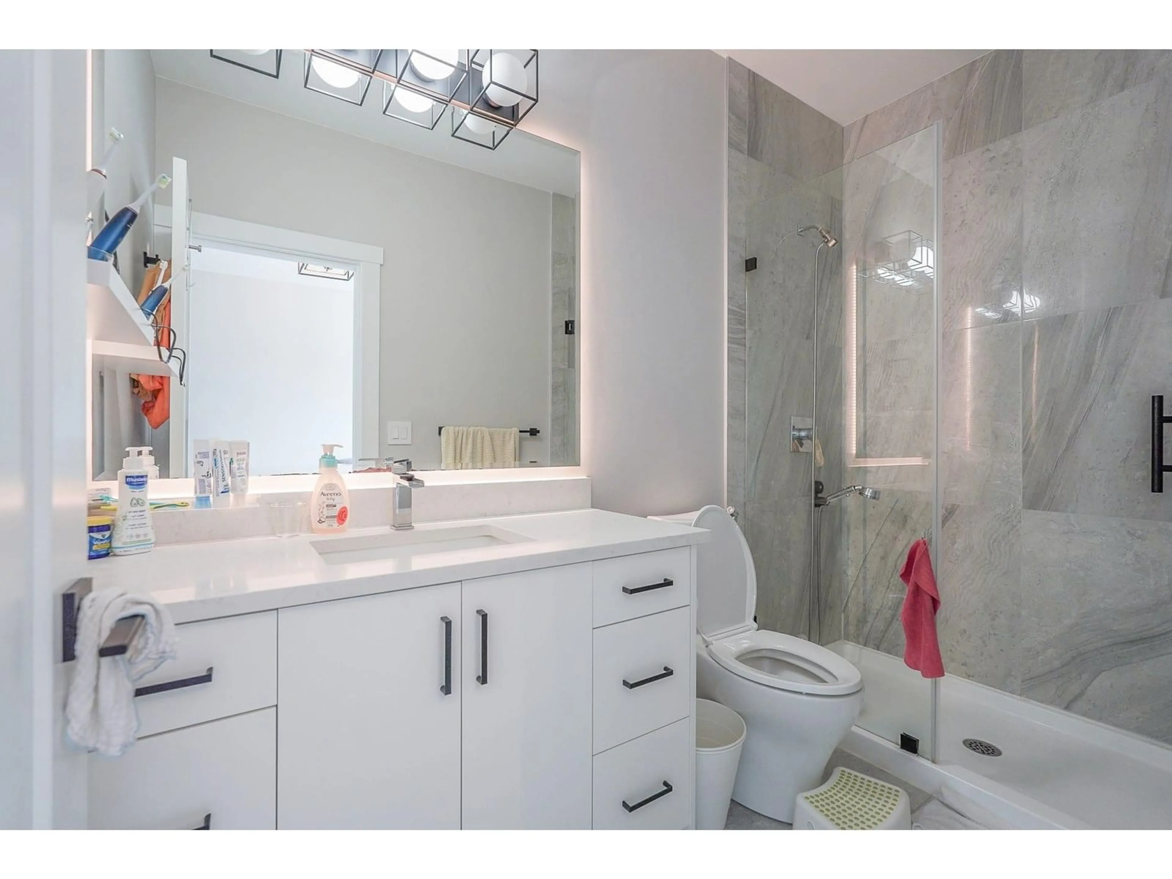 Standard bathroom, ceramic/tile floor for 10 - 1639 162, Surrey British Columbia V4A4Y1