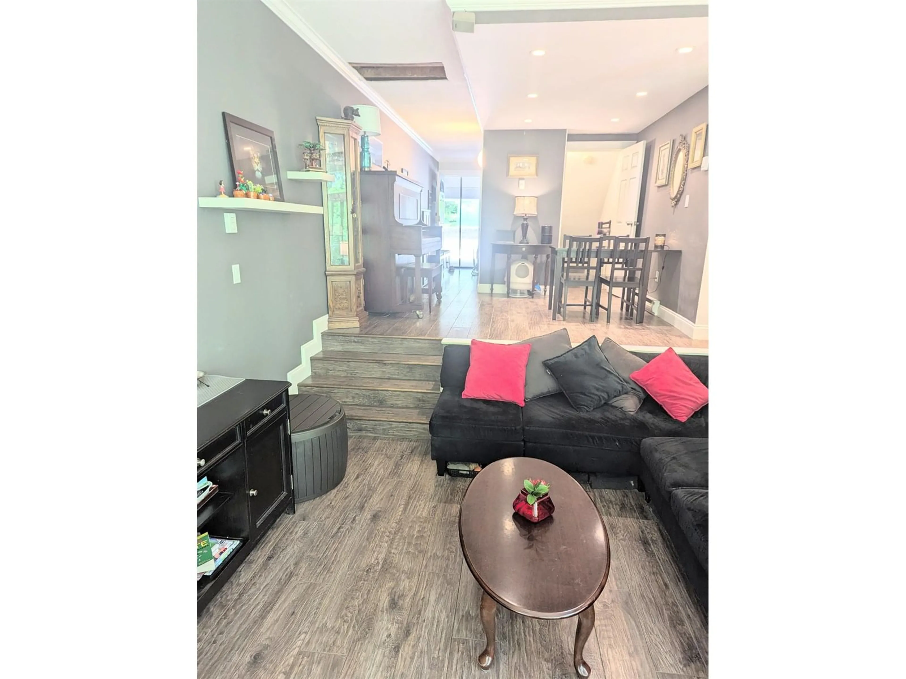 Living room with furniture, wood/laminate floor for 31 - 20155 50, Langley British Columbia V3A6R8