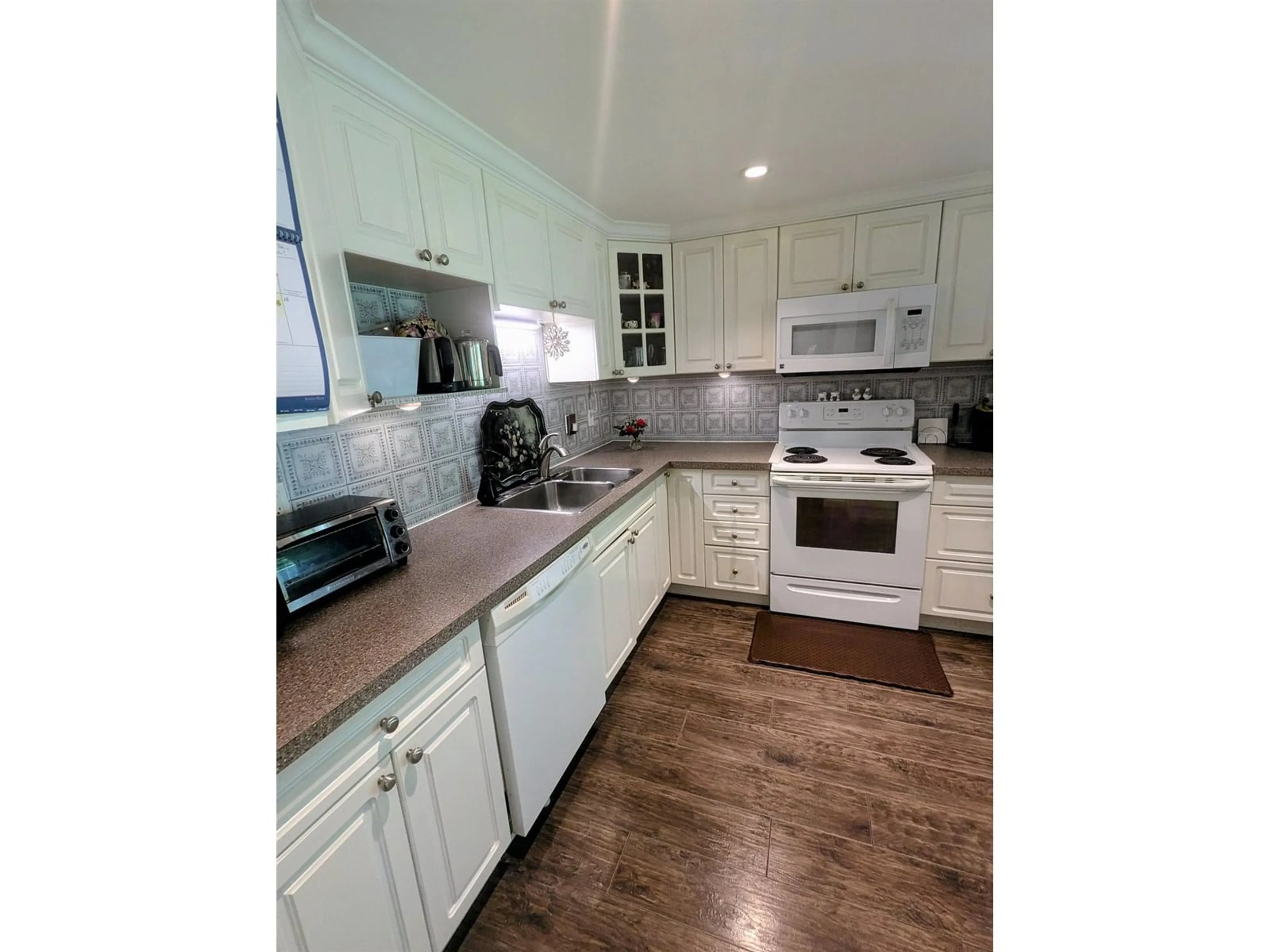 Standard kitchen, unknown for 31 - 20155 50, Langley British Columbia V3A6R8