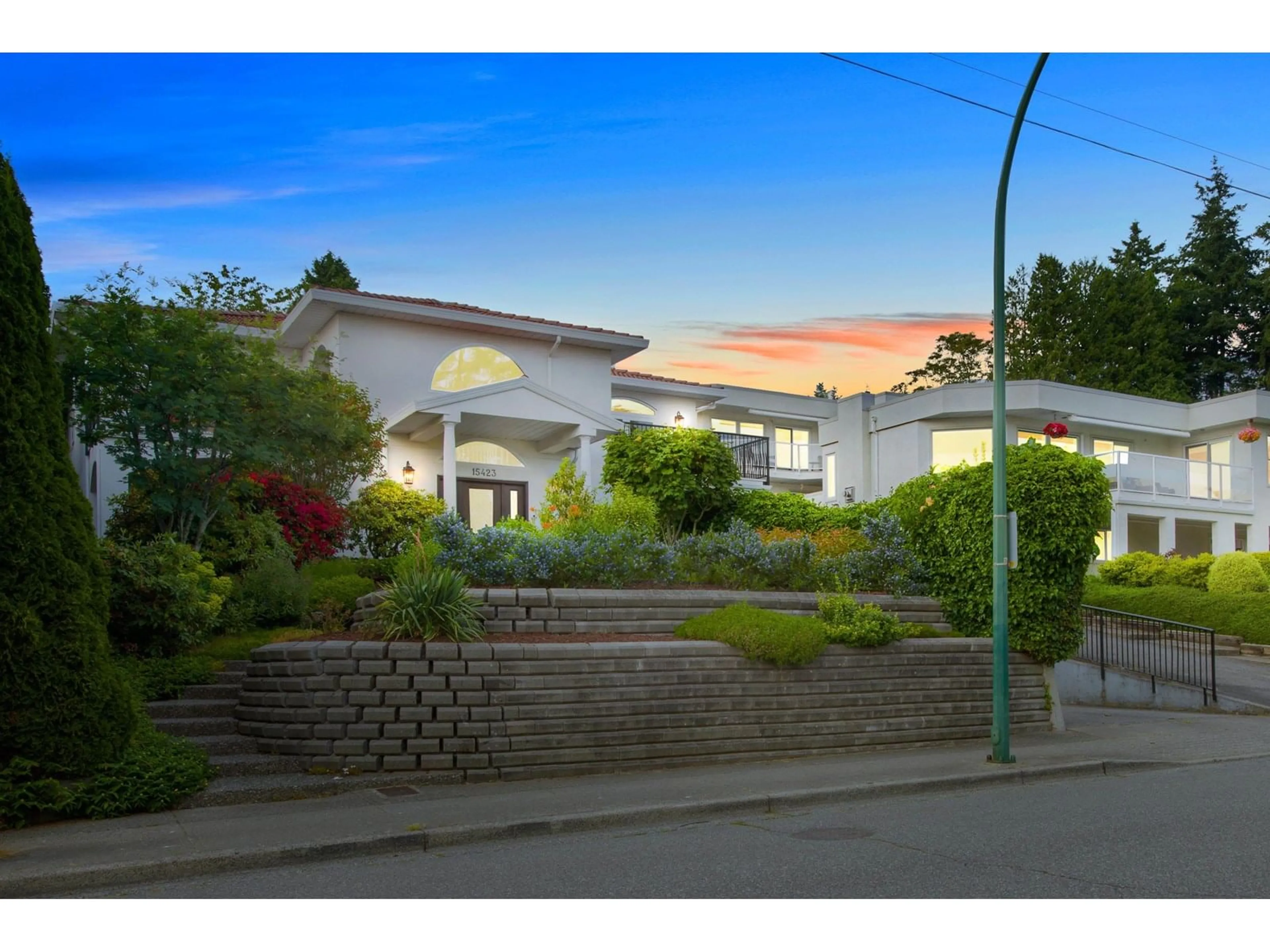A pic from outside/outdoor area/front of a property/back of a property/a pic from drone, street for 15423 BUENA VISTA, White Rock British Columbia V4B1Y9