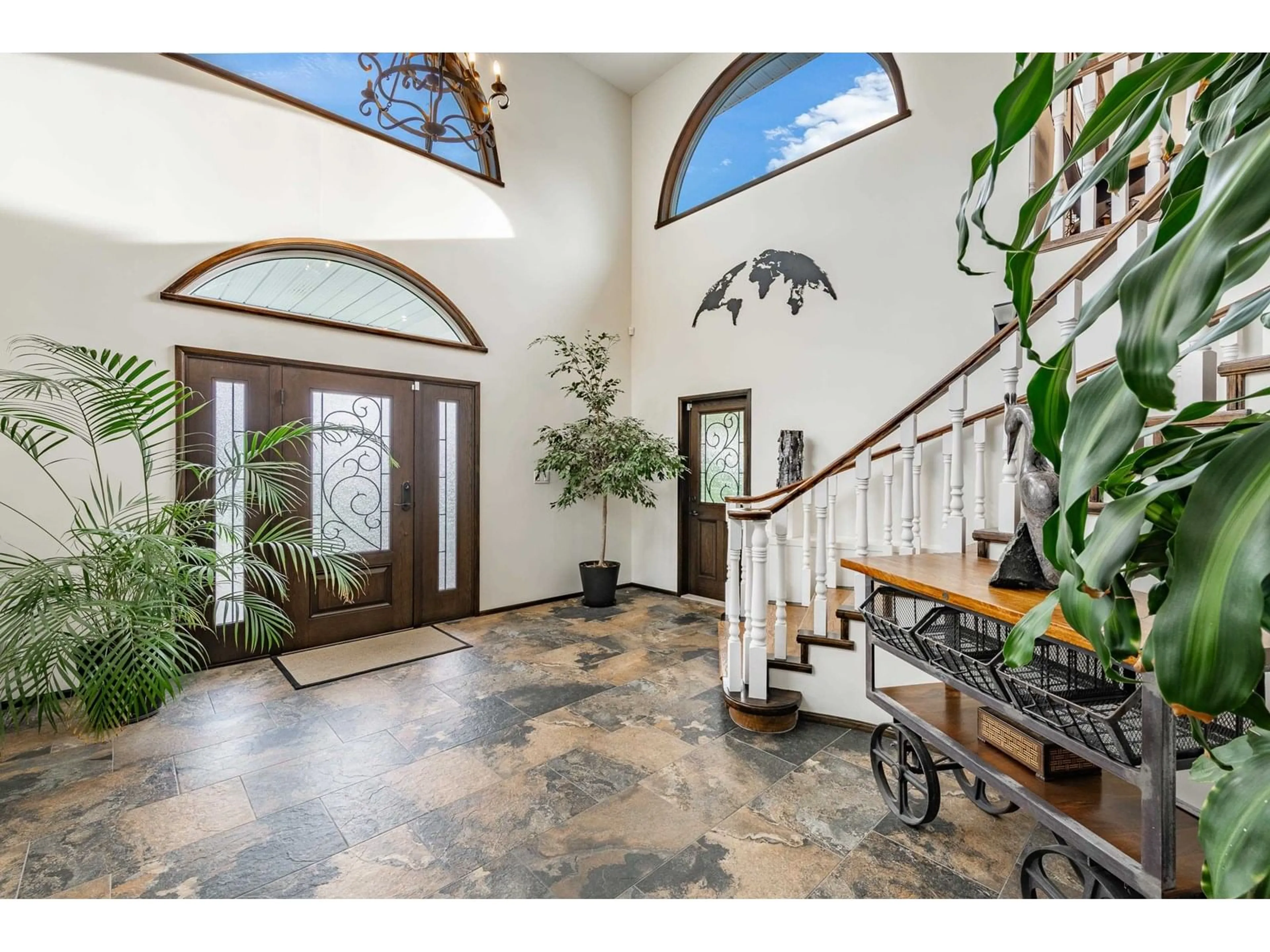 Indoor entryway for 15423 BUENA VISTA, White Rock British Columbia V4B1Y9
