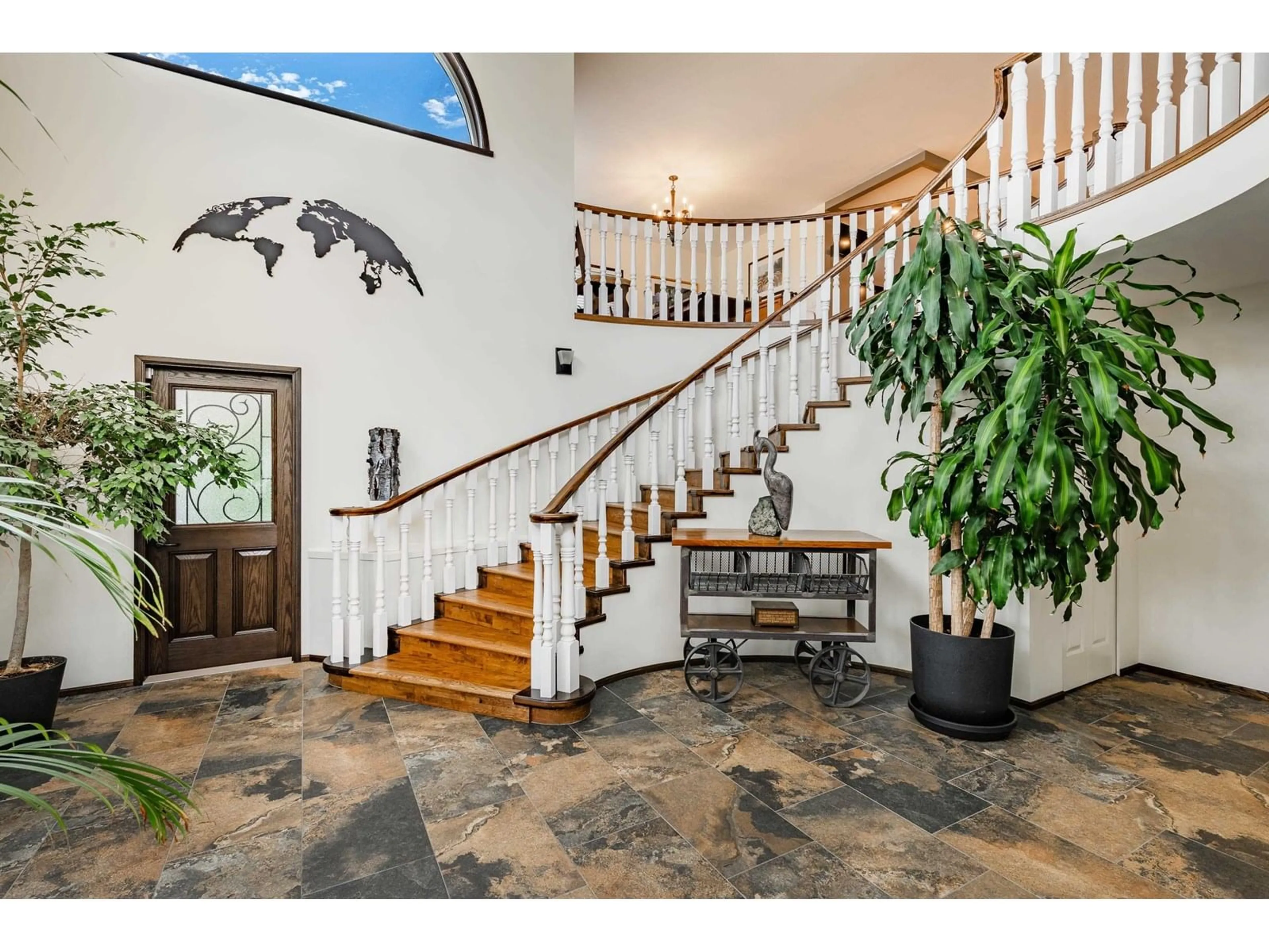 Indoor foyer for 15423 BUENA VISTA, White Rock British Columbia V4B1Y9