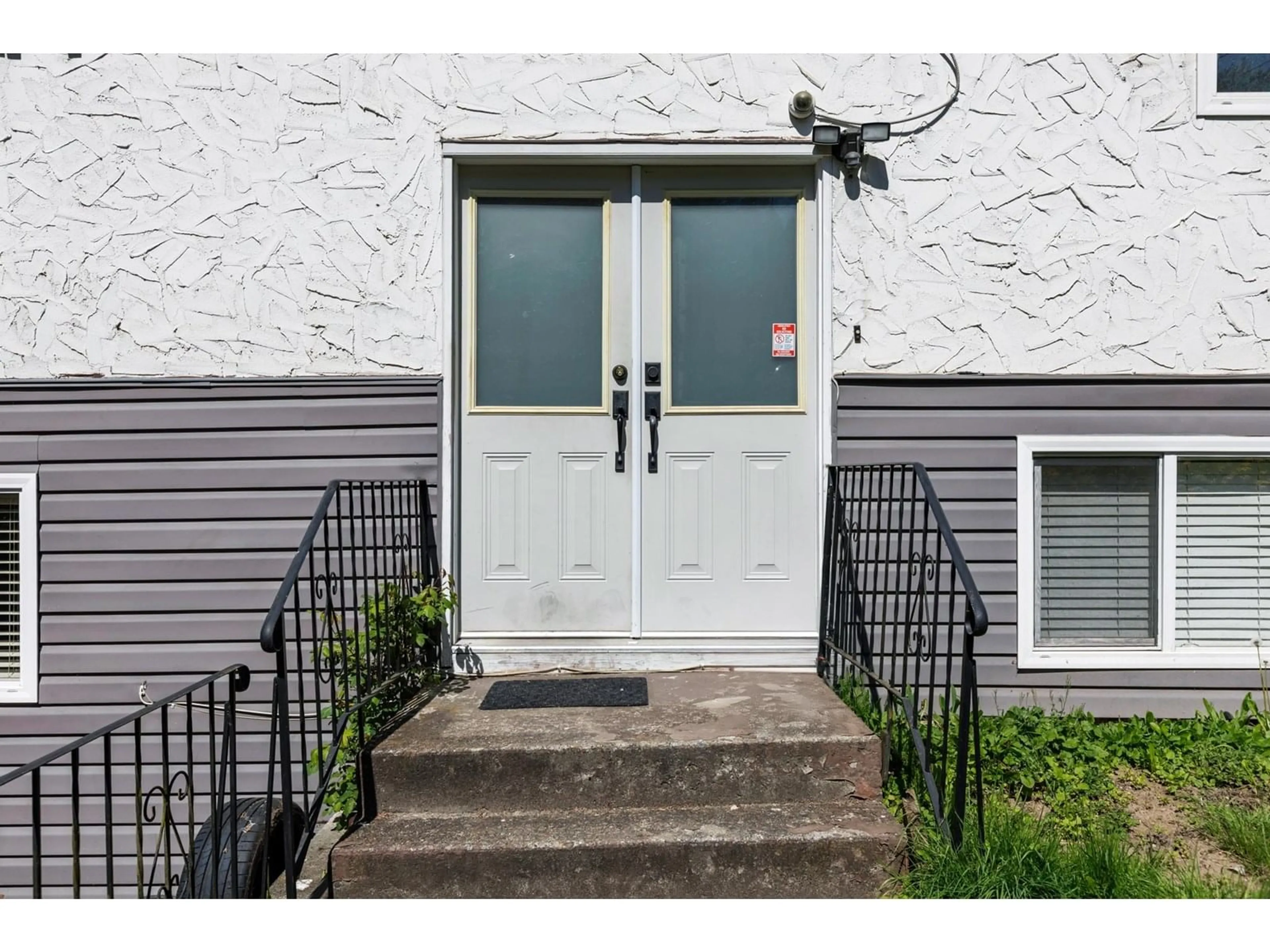 Indoor entryway for 12347 103A, Surrey British Columbia V3V3H1