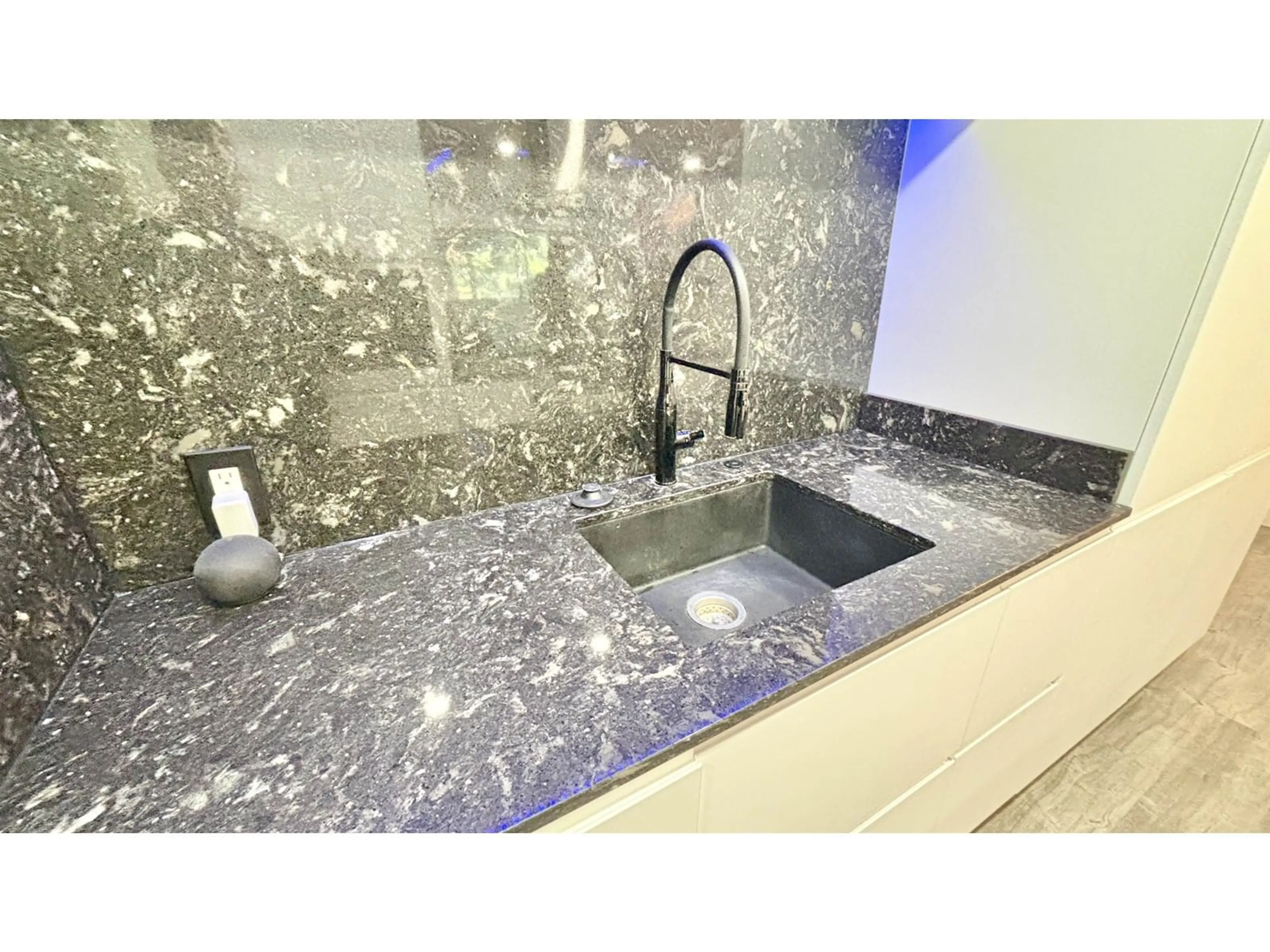 Contemporary kitchen, ceramic/tile floor for 114 - 2211 CLEARBROOK, Abbotsford British Columbia V2T2X4