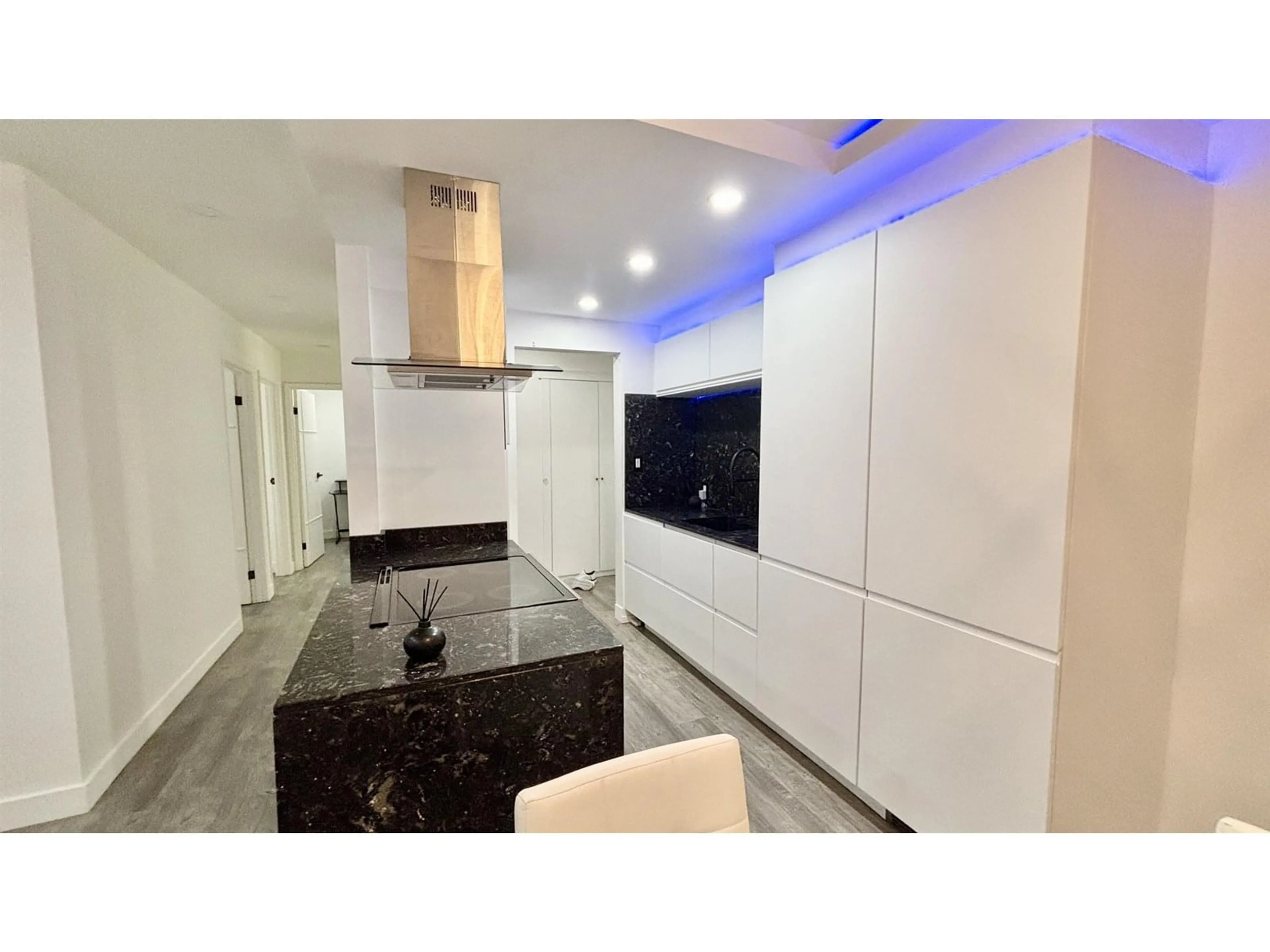 Contemporary kitchen, ceramic/tile floor for 114 - 2211 CLEARBROOK, Abbotsford British Columbia V2T2X4
