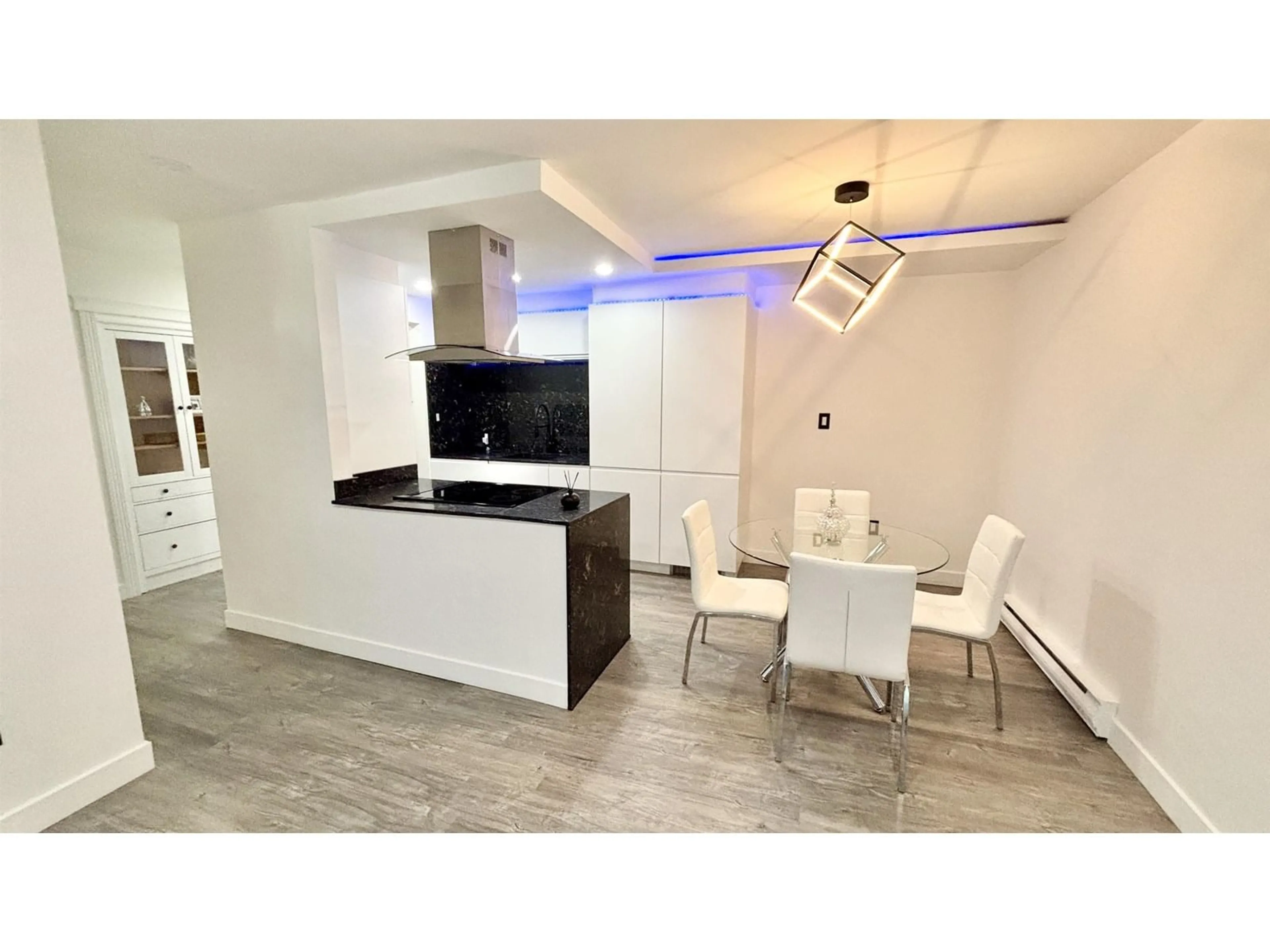 Open concept kitchen, wood/laminate floor for 114 - 2211 CLEARBROOK, Abbotsford British Columbia V2T2X4