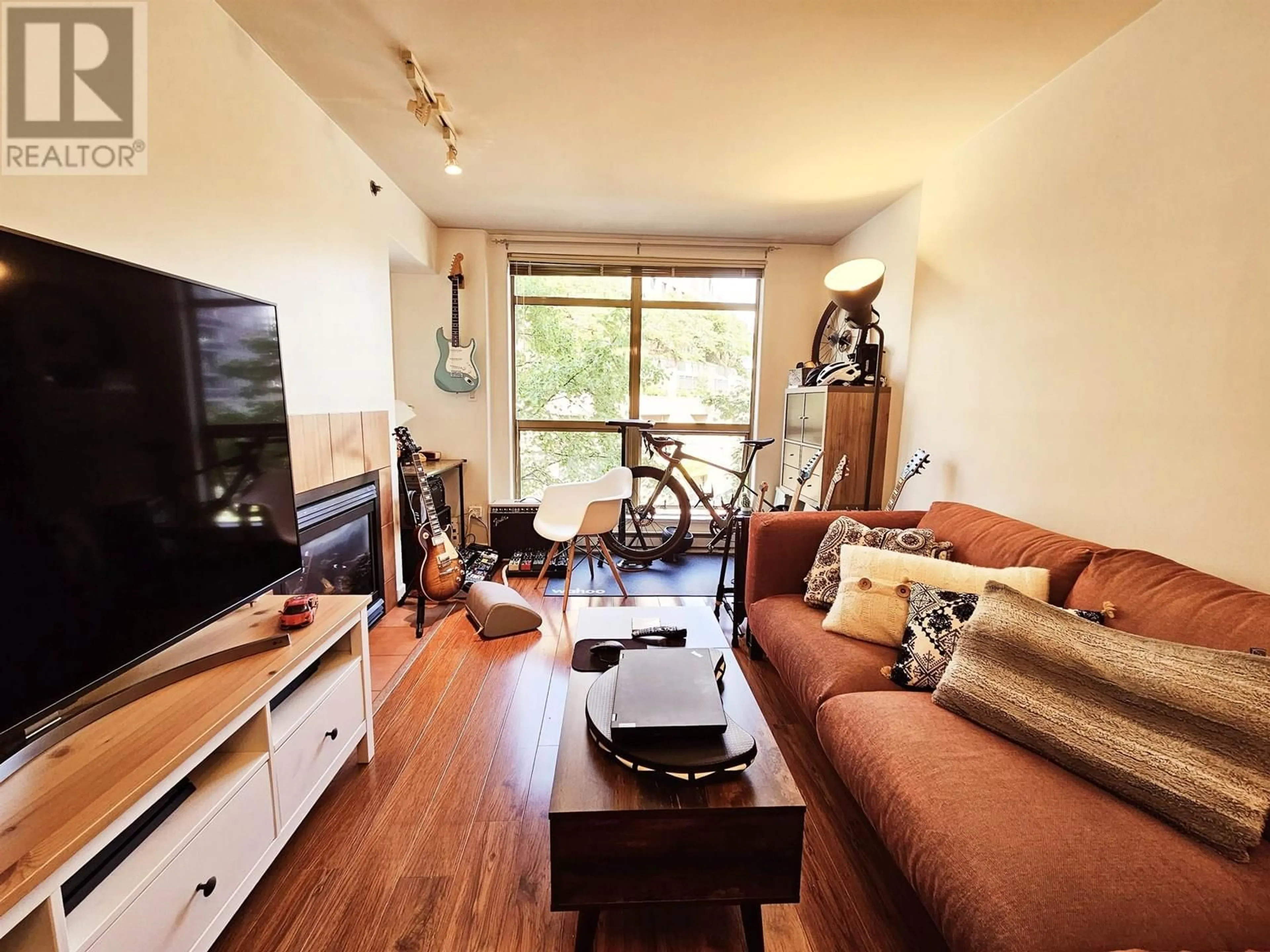 Living room with furniture, wood/laminate floor for 511 - 819 HAMILTON STREET, Vancouver British Columbia V6B6M2