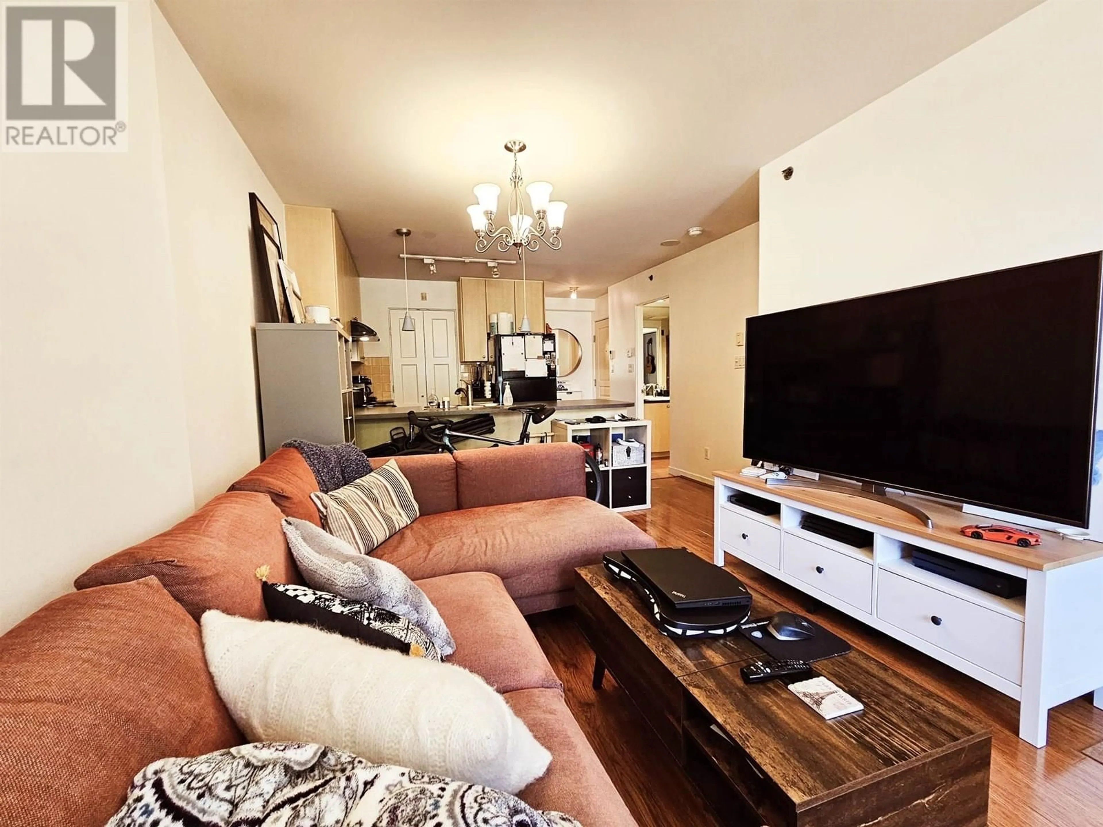 Living room with furniture, wood/laminate floor for 511 - 819 HAMILTON STREET, Vancouver British Columbia V6B6M2