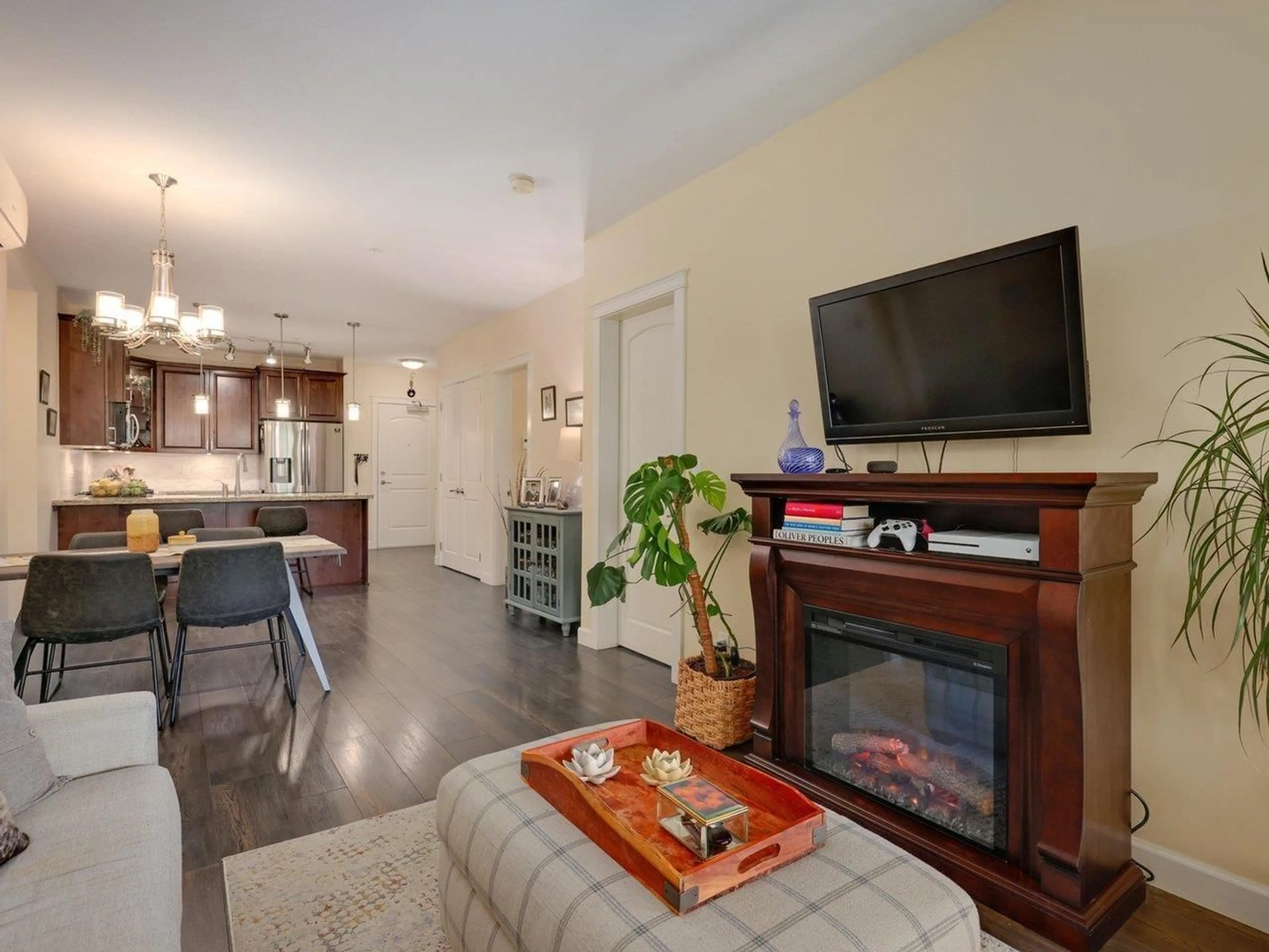 Living room with furniture, wood/laminate floor for 412 - 8558 202B, Langley British Columbia V2Y3L4