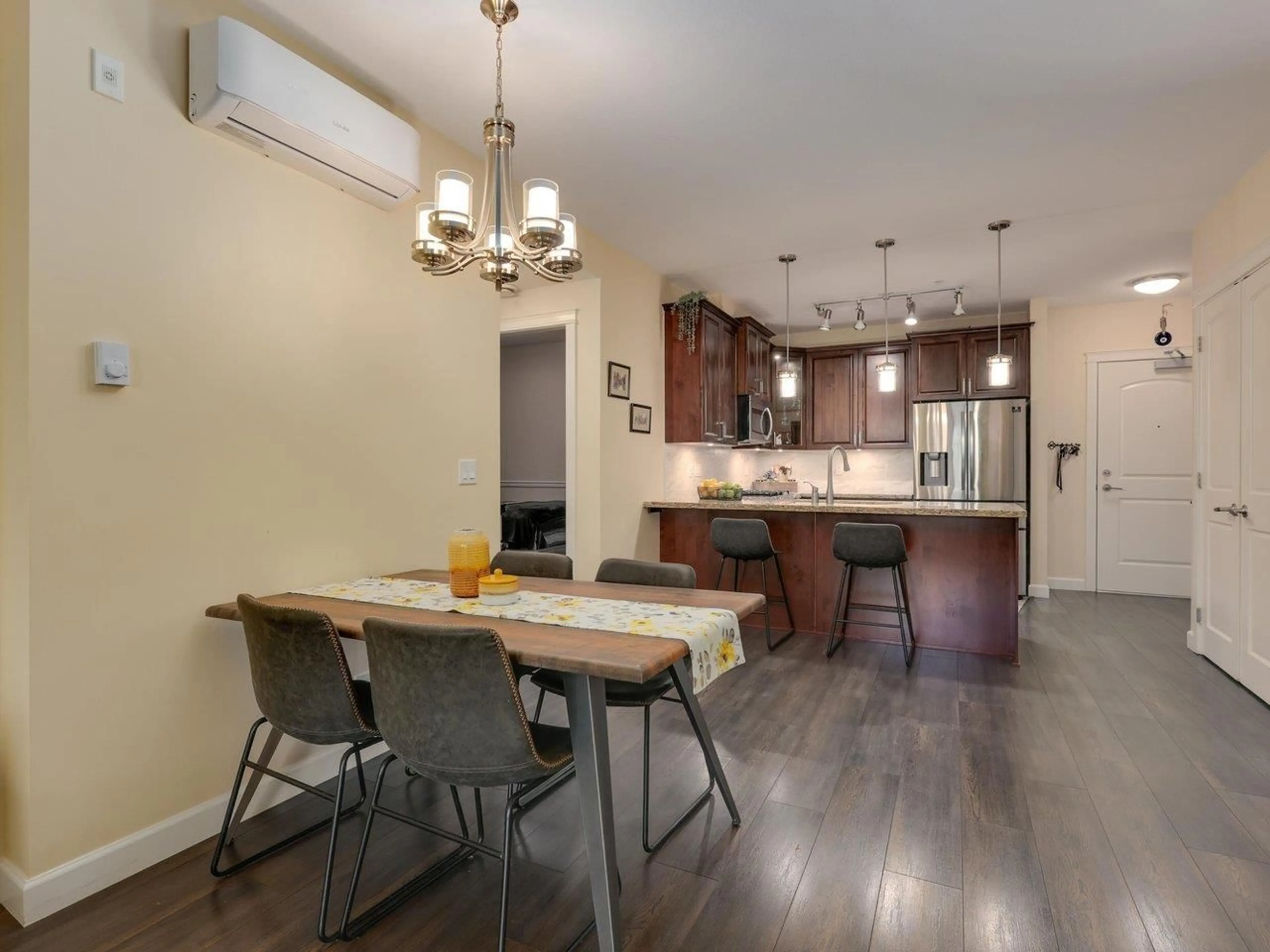 Open concept kitchen, wood/laminate floor for 412 - 8558 202B, Langley British Columbia V2Y3L4