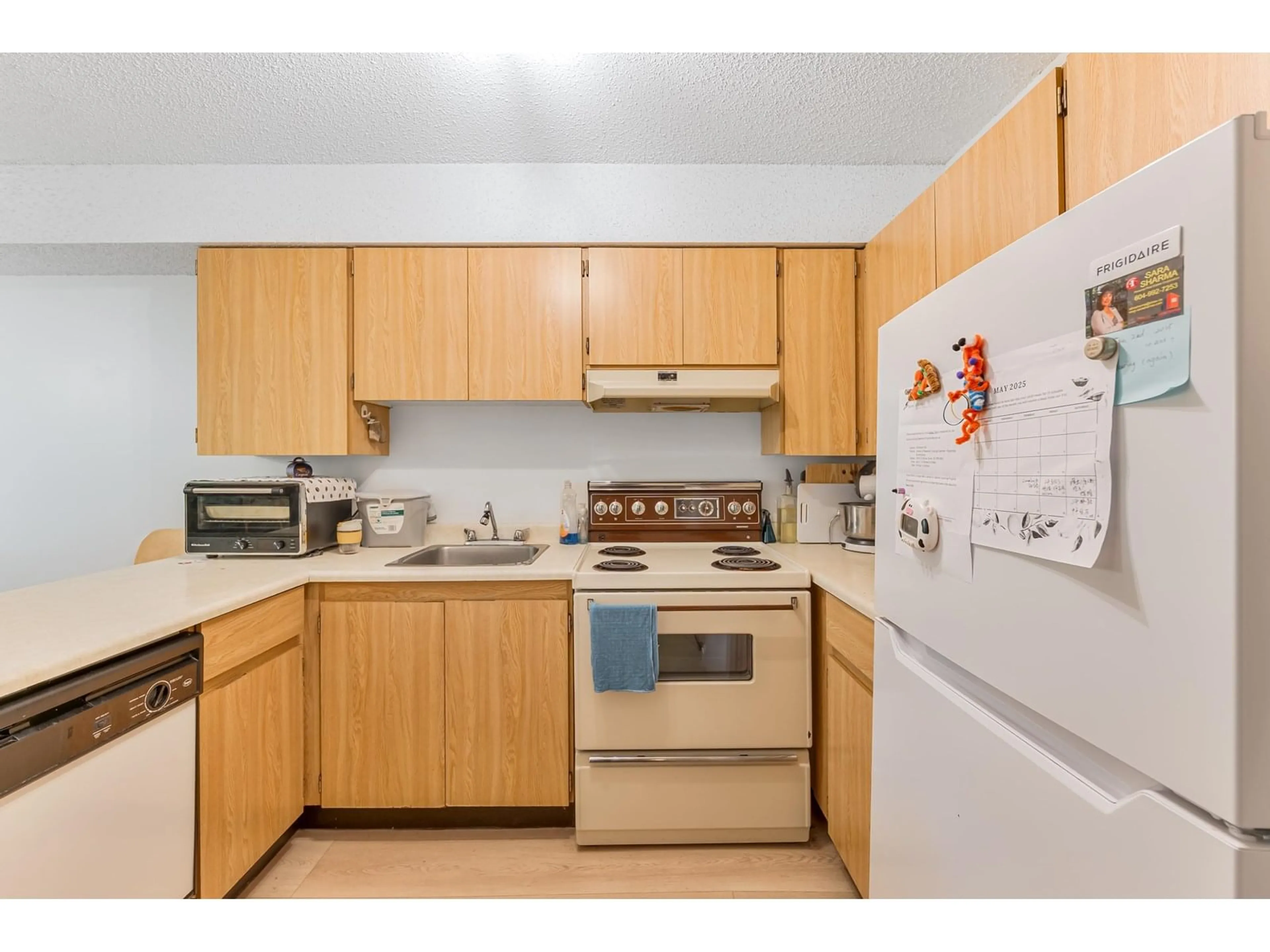 Standard kitchen, unknown for 210 - 7144 133B, Surrey British Columbia V3W8A4