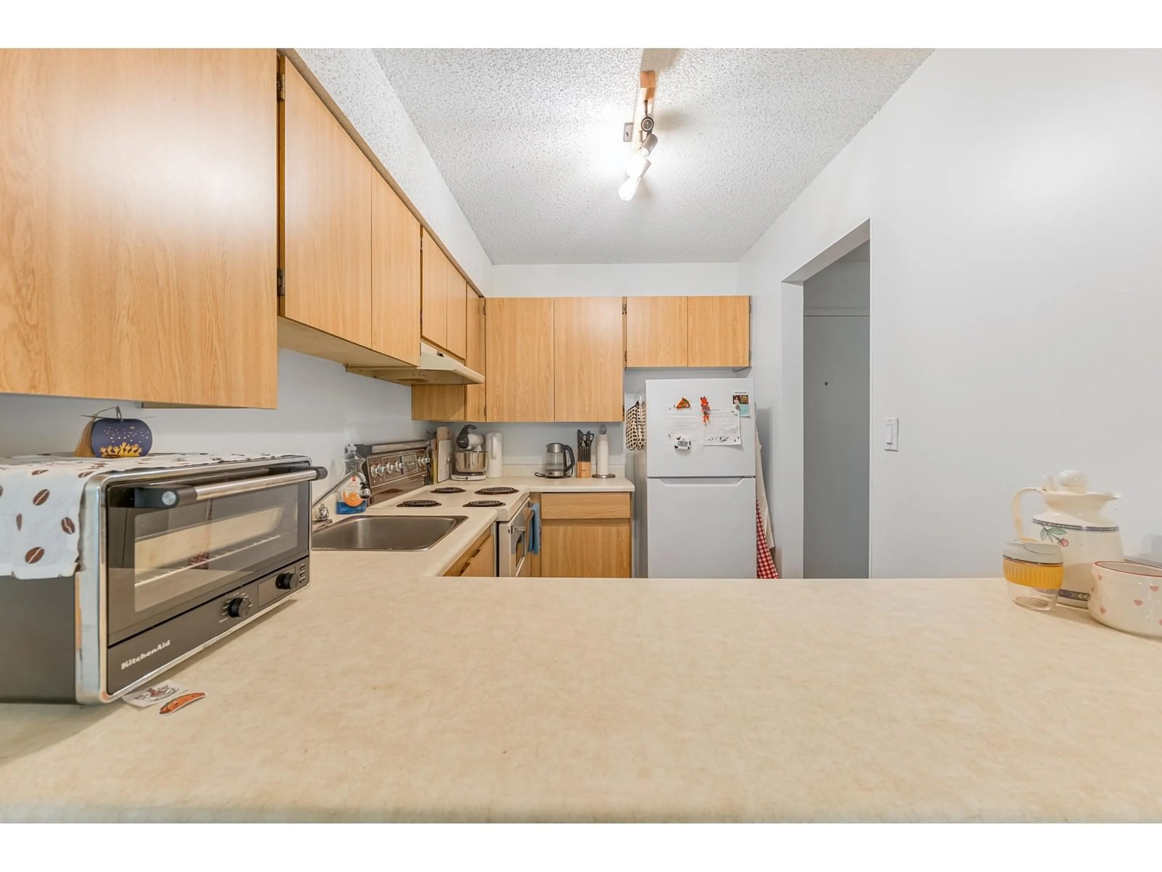 Standard kitchen, unknown for 210 - 7144 133B, Surrey British Columbia V3W8A4