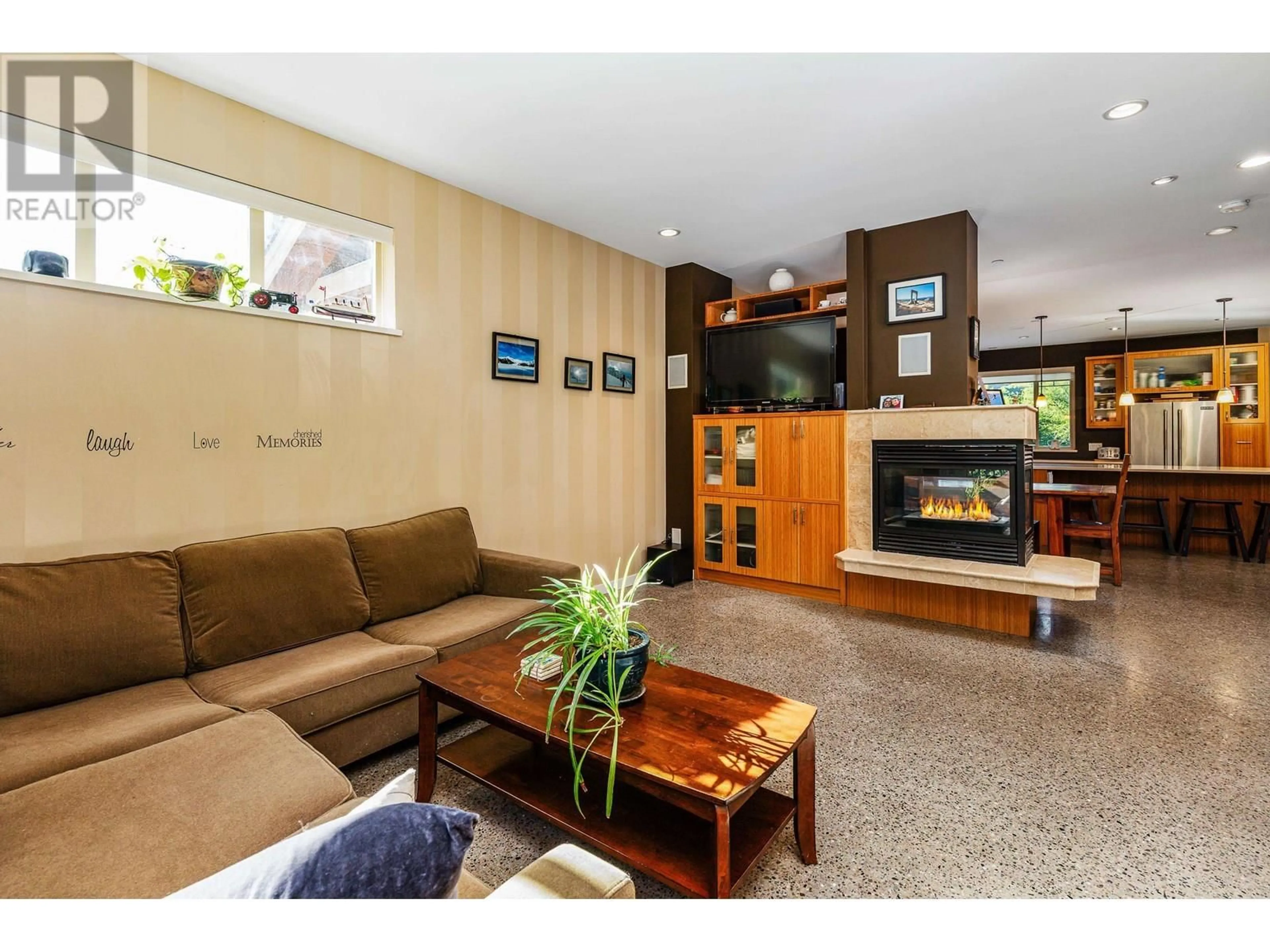Living room with furniture, unknown for 1687 EDWARDS ROAD, Squamish British Columbia V0N3G0