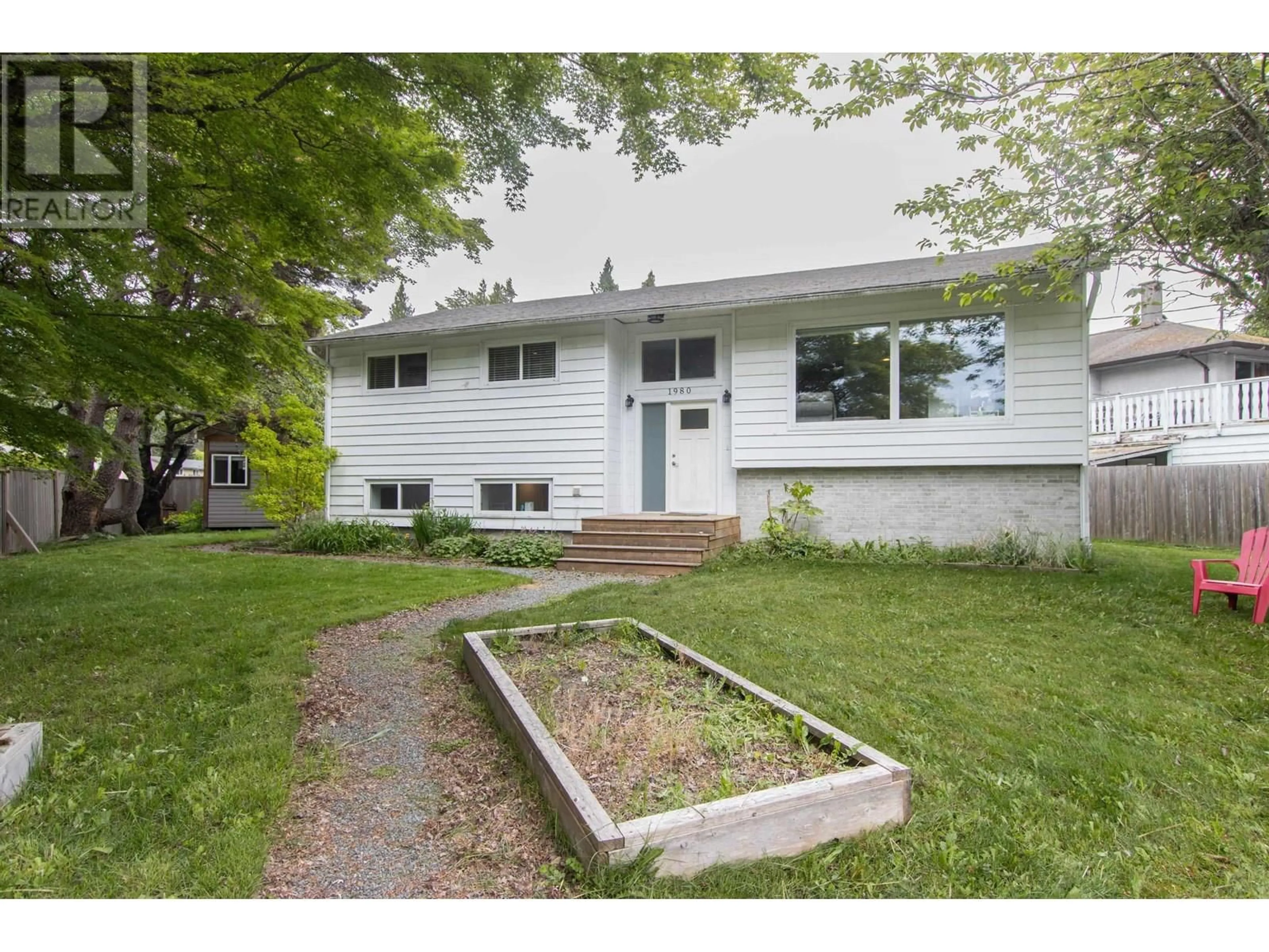 Home with vinyl exterior material, street for 1980 GARIBALDI WAY, Squamish British Columbia V0N1T0