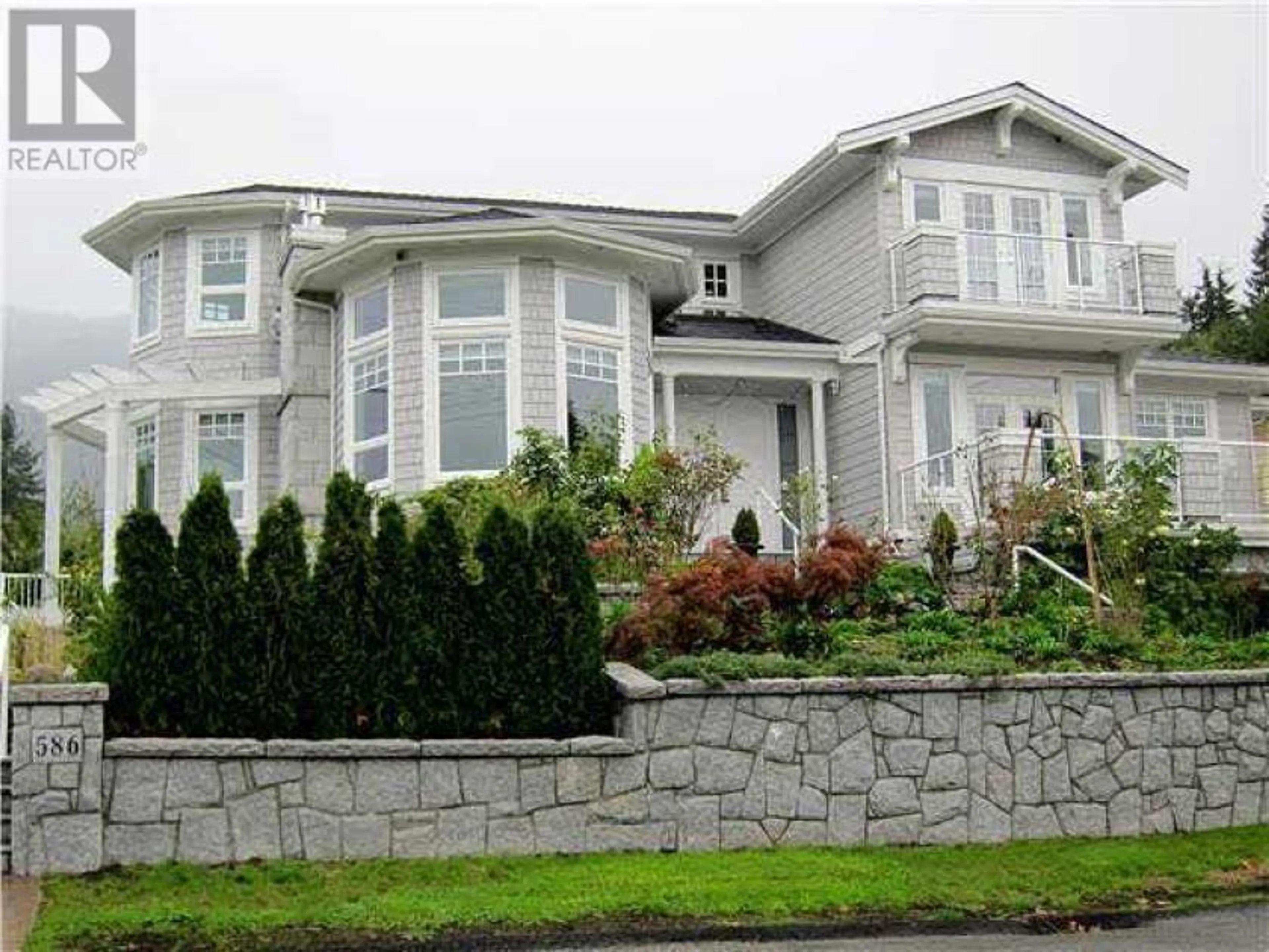 Home with vinyl exterior material, unknown for 586 SILVERDALE PLACE, North Vancouver British Columbia V7N2Z5