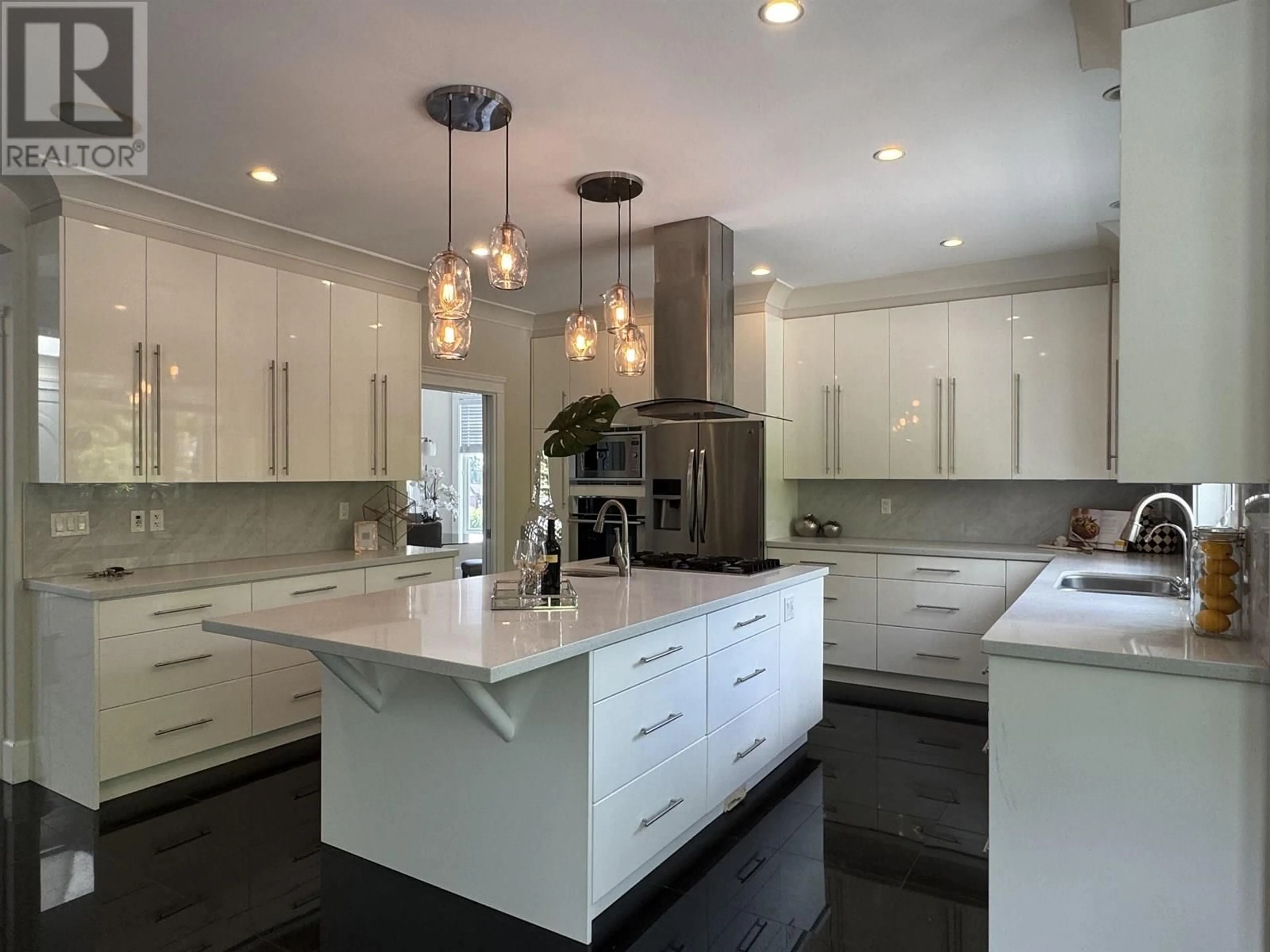 Contemporary kitchen, unknown for 586 SILVERDALE PLACE, North Vancouver British Columbia V7N2Z5