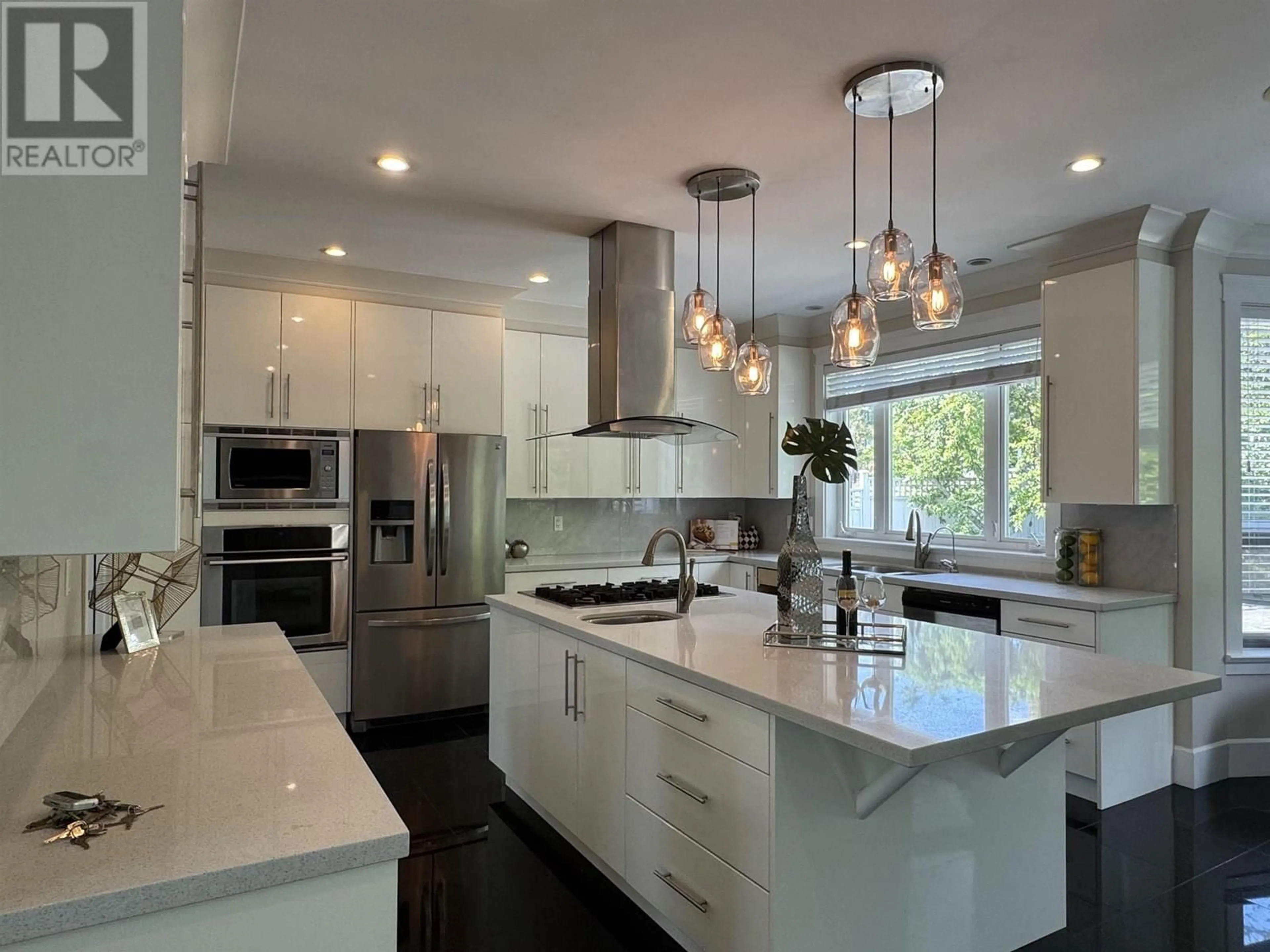 Contemporary kitchen, unknown for 586 SILVERDALE PLACE, North Vancouver British Columbia V7N2Z5