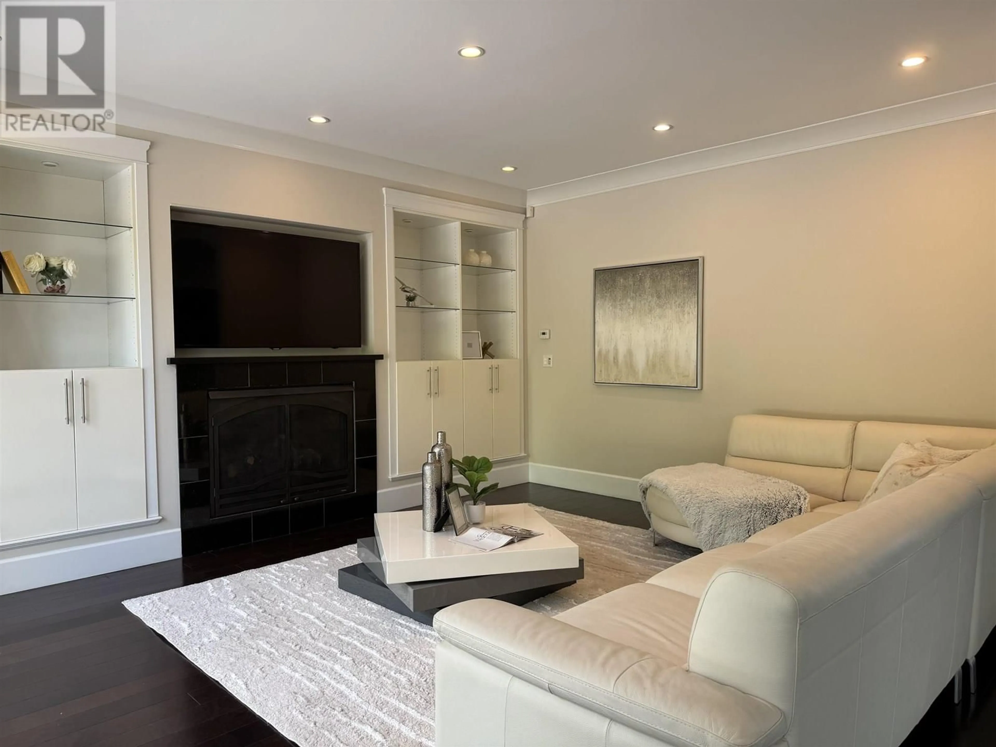 Living room with furniture, wood/laminate floor for 586 SILVERDALE PLACE, North Vancouver British Columbia V7N2Z5