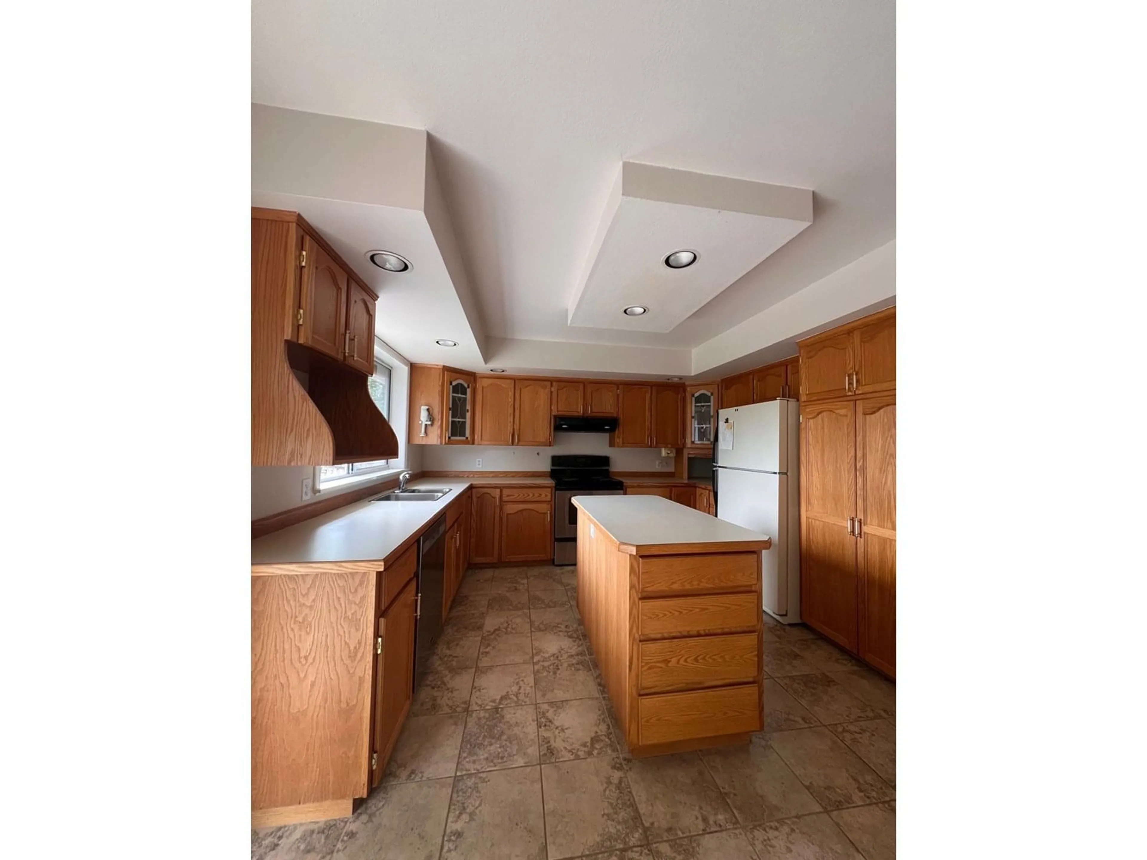 Standard kitchen, unknown for 9338 CLAY, Mission British Columbia V4S1G2