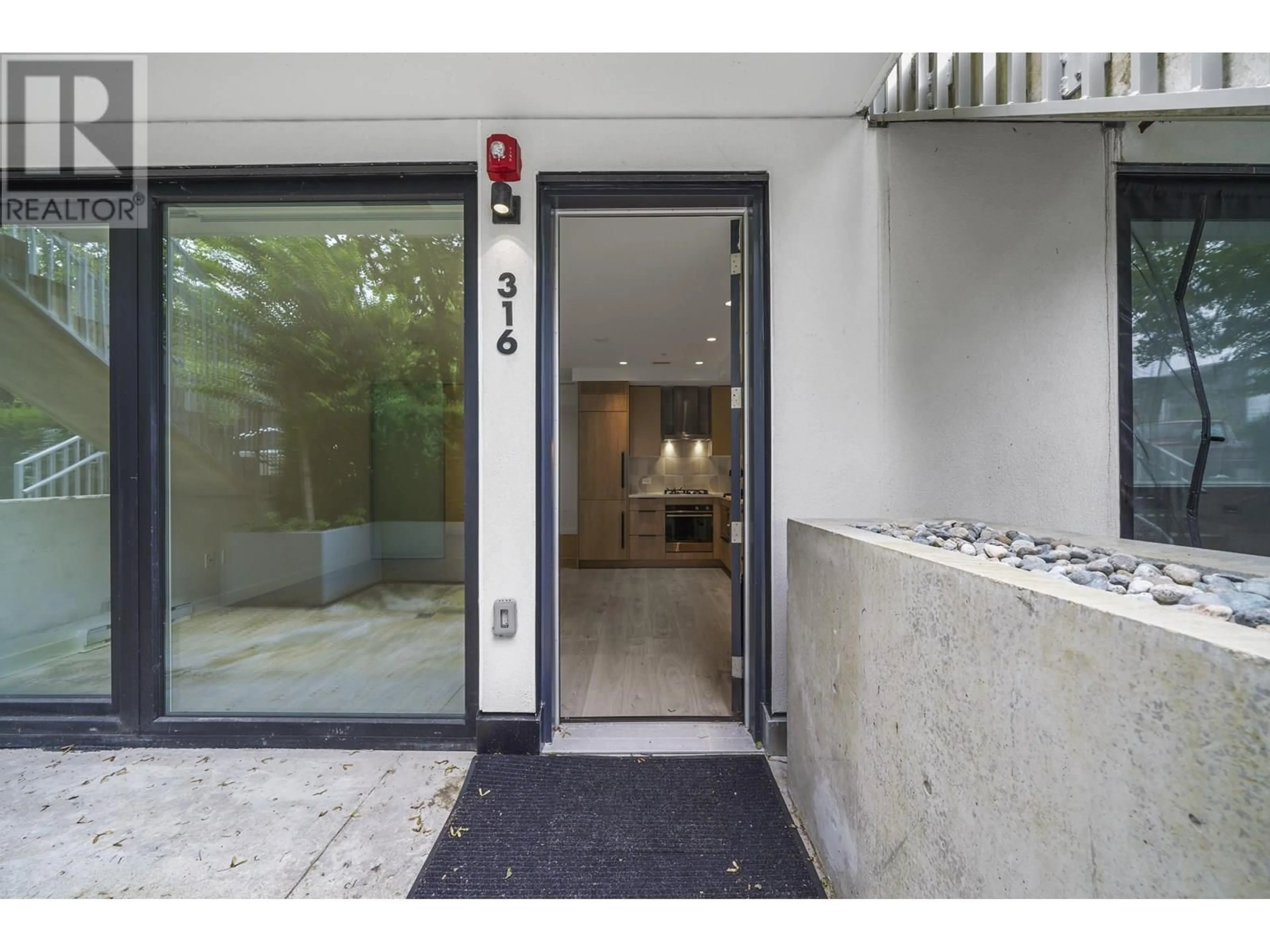 Indoor foyer for 316 15TH AVENUE, Vancouver British Columbia V5T0K5