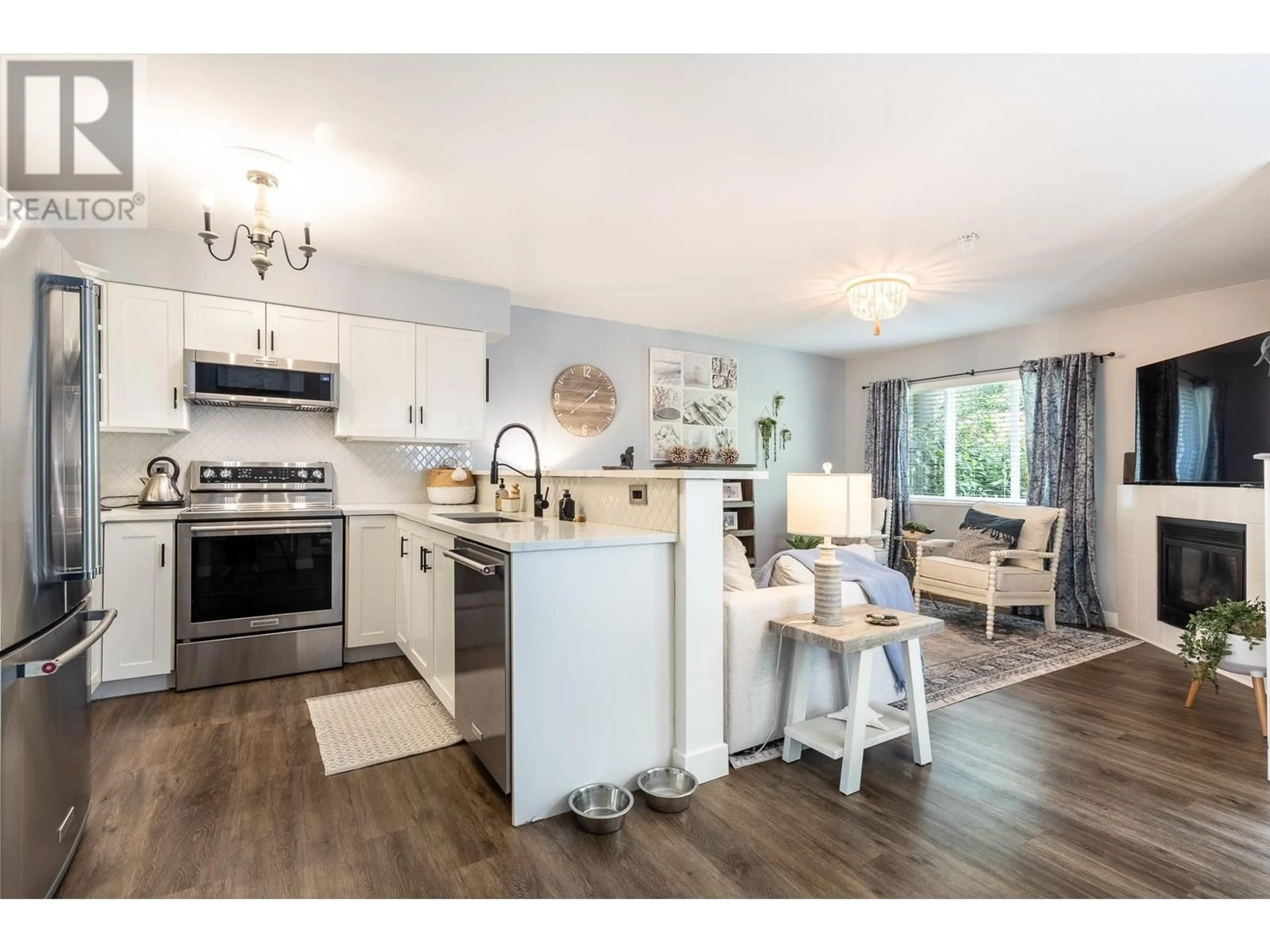 Open concept kitchen, wood/laminate floor for 53 - 735 PARK ROAD, Gibsons British Columbia V0N1V7