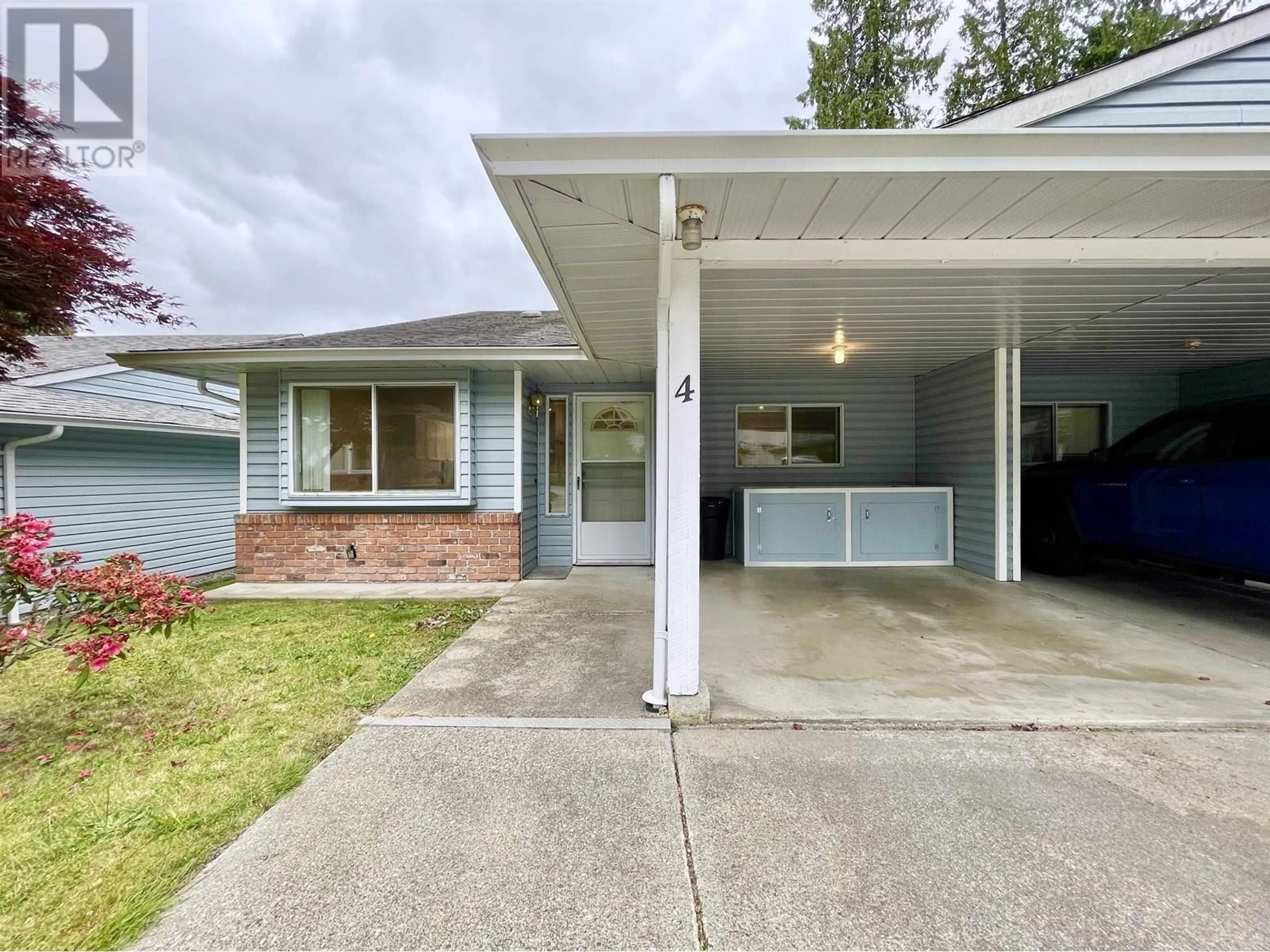 Home with vinyl exterior material, street for 4 - 824 NORTH ROAD, Gibsons British Columbia V0N1V9