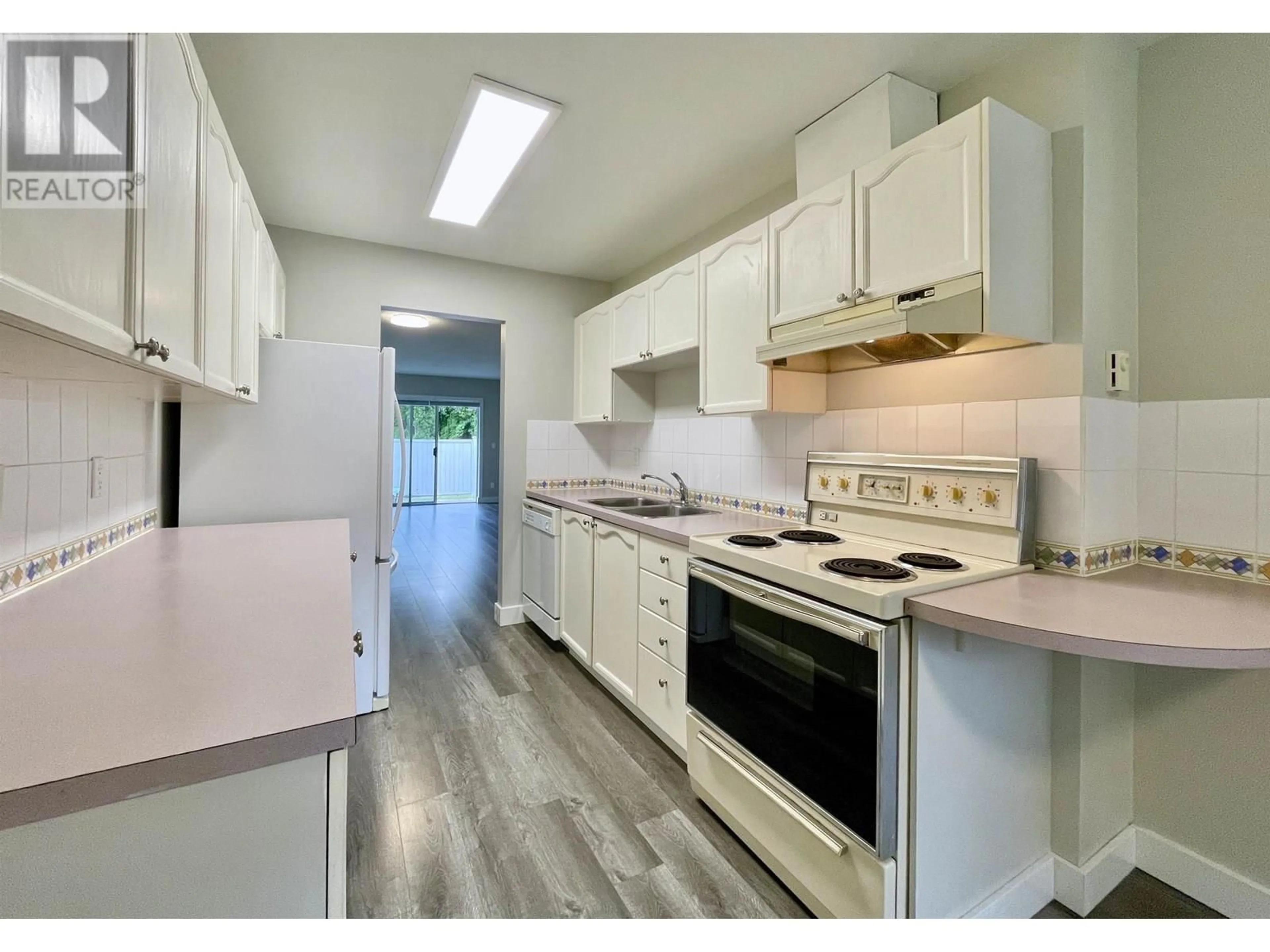 Standard kitchen, wood/laminate floor for 4 - 824 NORTH ROAD, Gibsons British Columbia V0N1V9