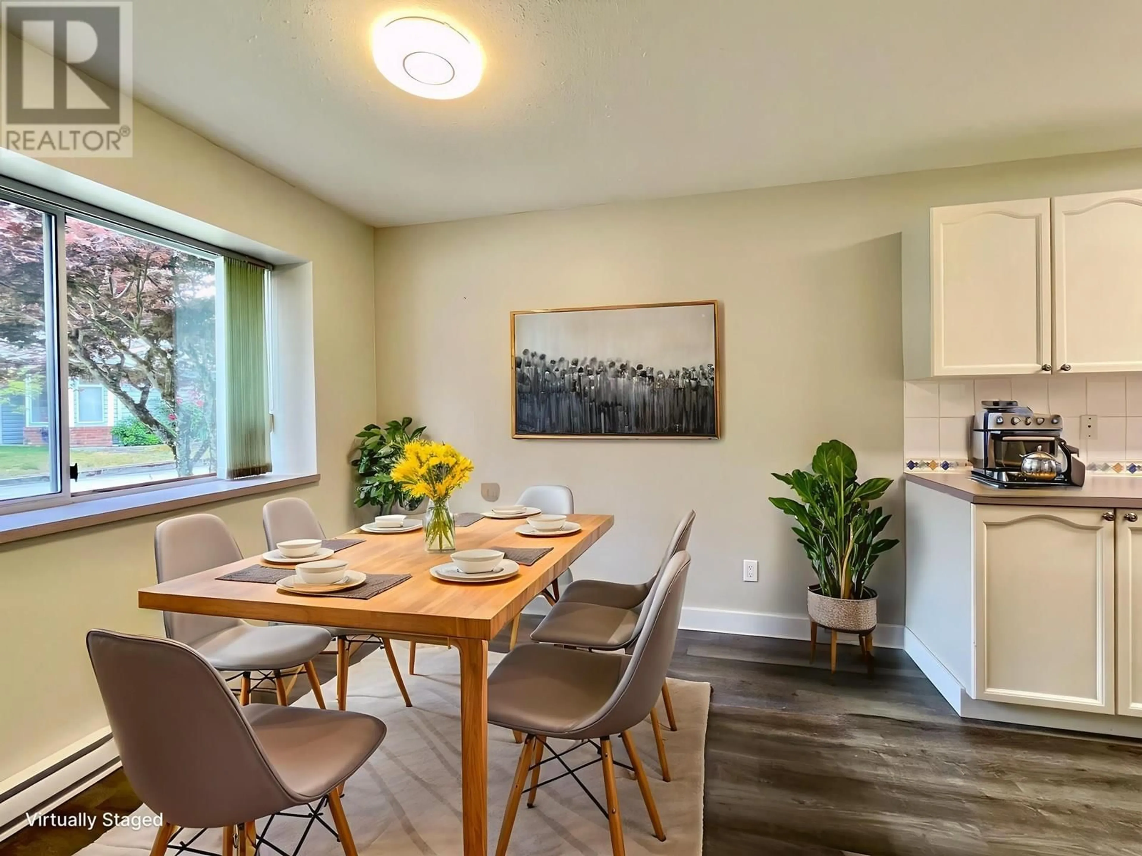 Dining room, wood/laminate floor for 4 - 824 NORTH ROAD, Gibsons British Columbia V0N1V9