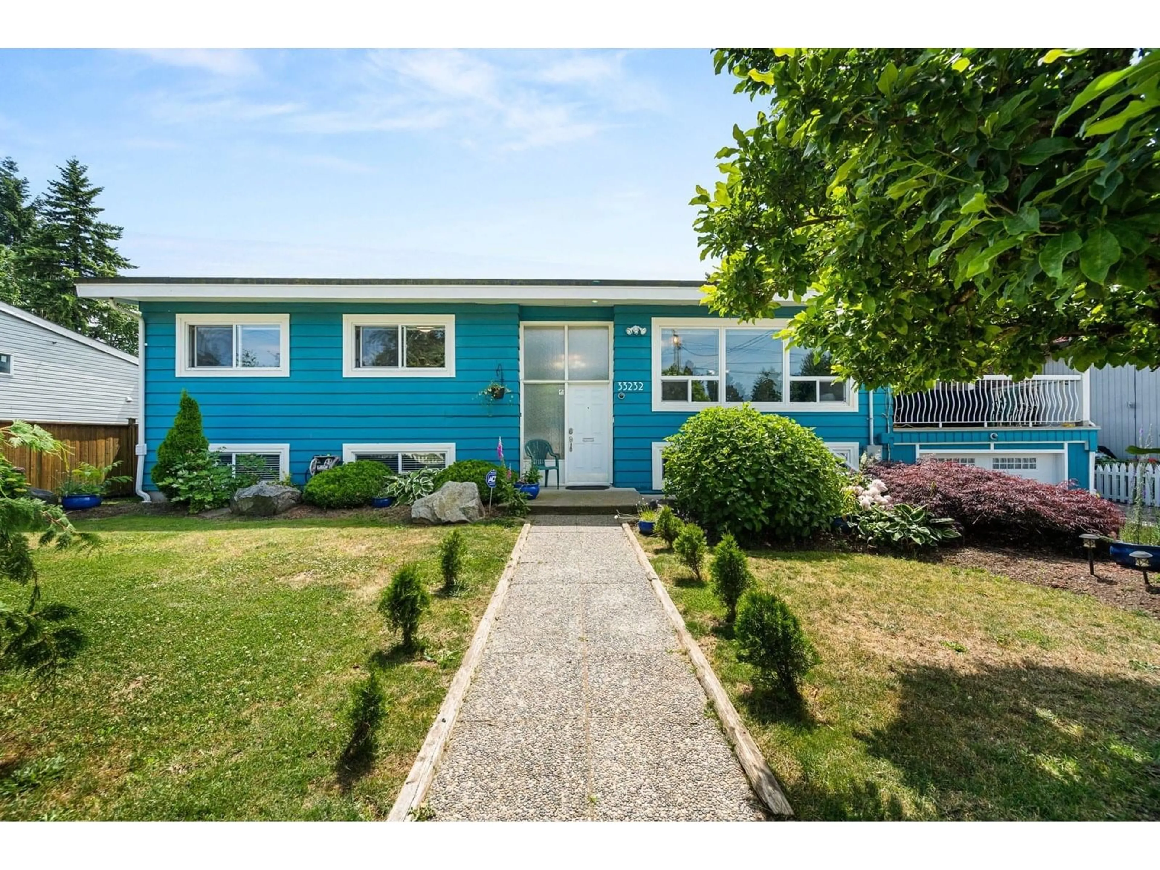 Home with vinyl exterior material, street for 33232 HAWTHORNE, Abbotsford British Columbia V2S1B3