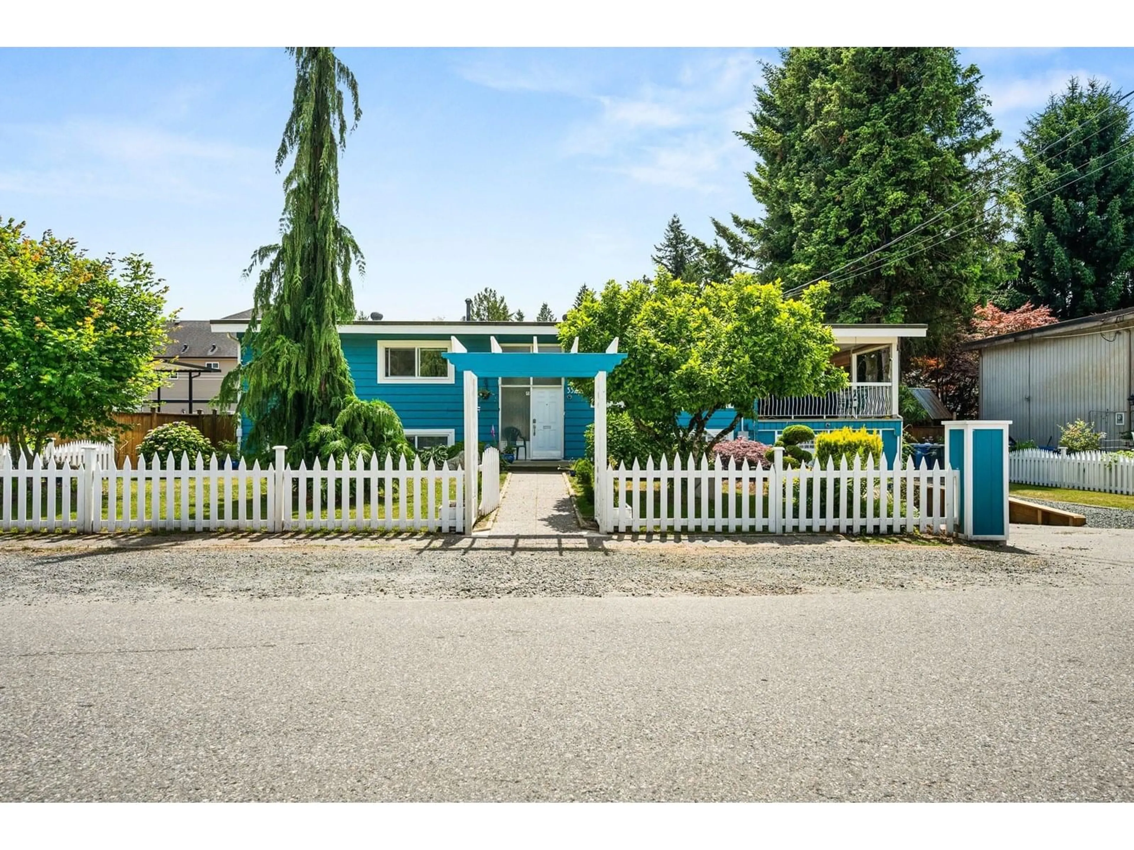 A pic from outside/outdoor area/front of a property/back of a property/a pic from drone, street for 33232 HAWTHORNE, Abbotsford British Columbia V2S1B3