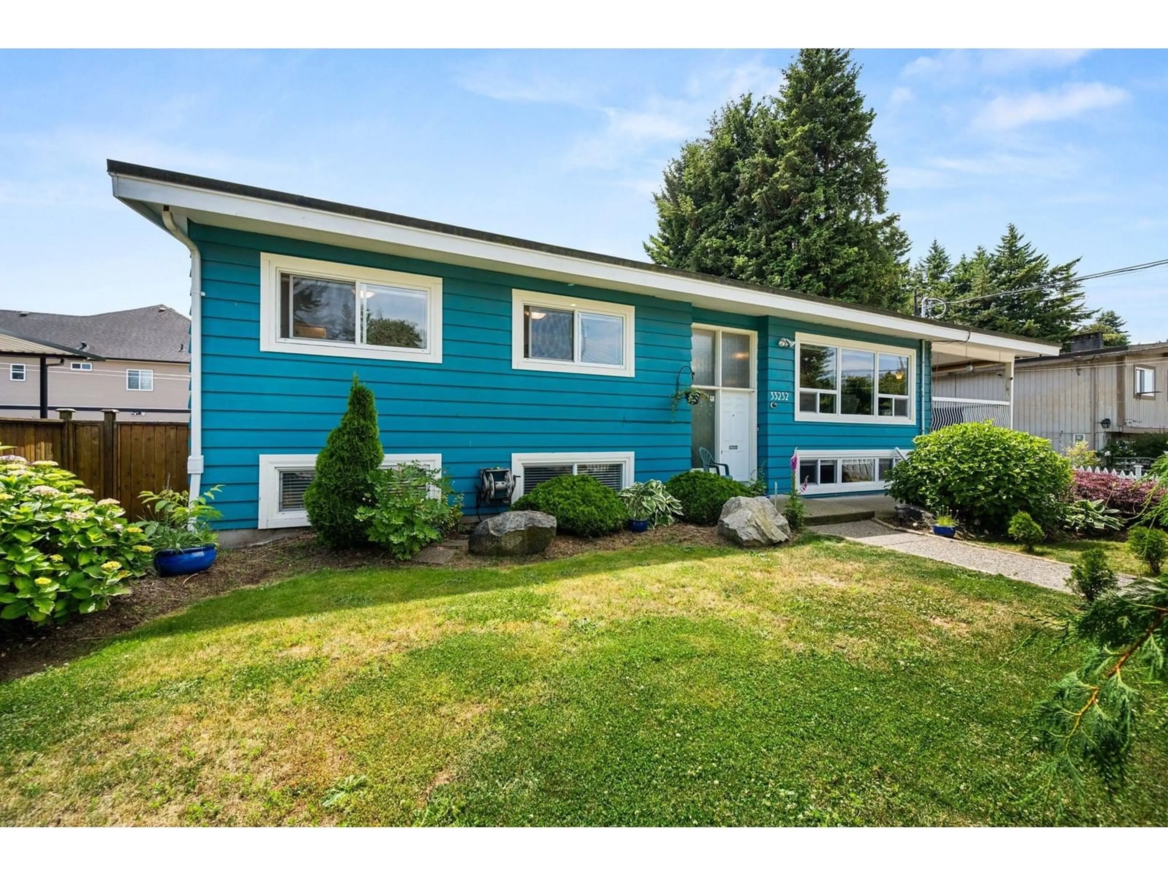 Home with vinyl exterior material, street for 33232 HAWTHORNE, Abbotsford British Columbia V2S1B3