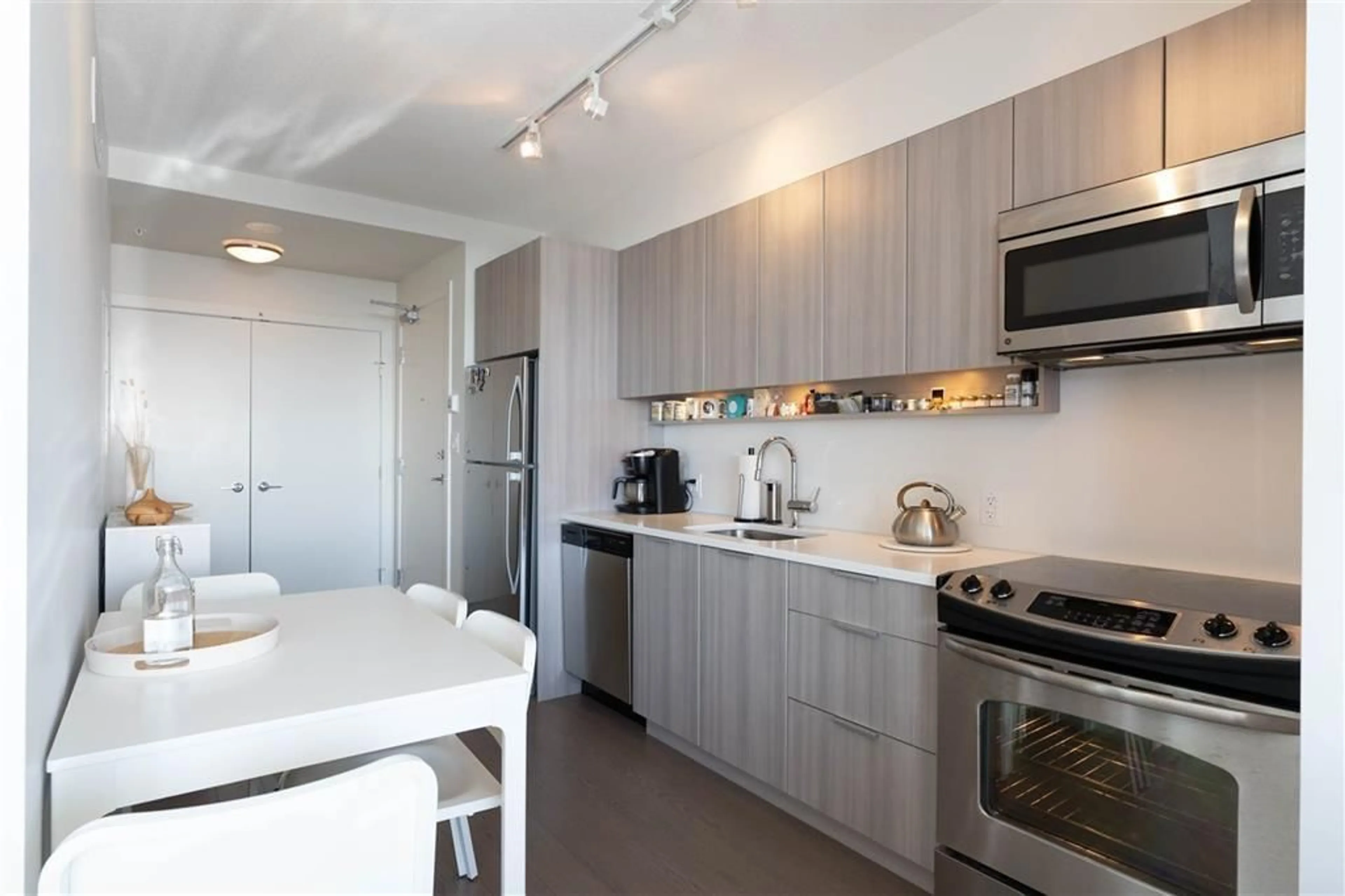 Standard kitchen, unknown for 2908 - 13308 CENTRAL, Surrey British Columbia V3T0M4