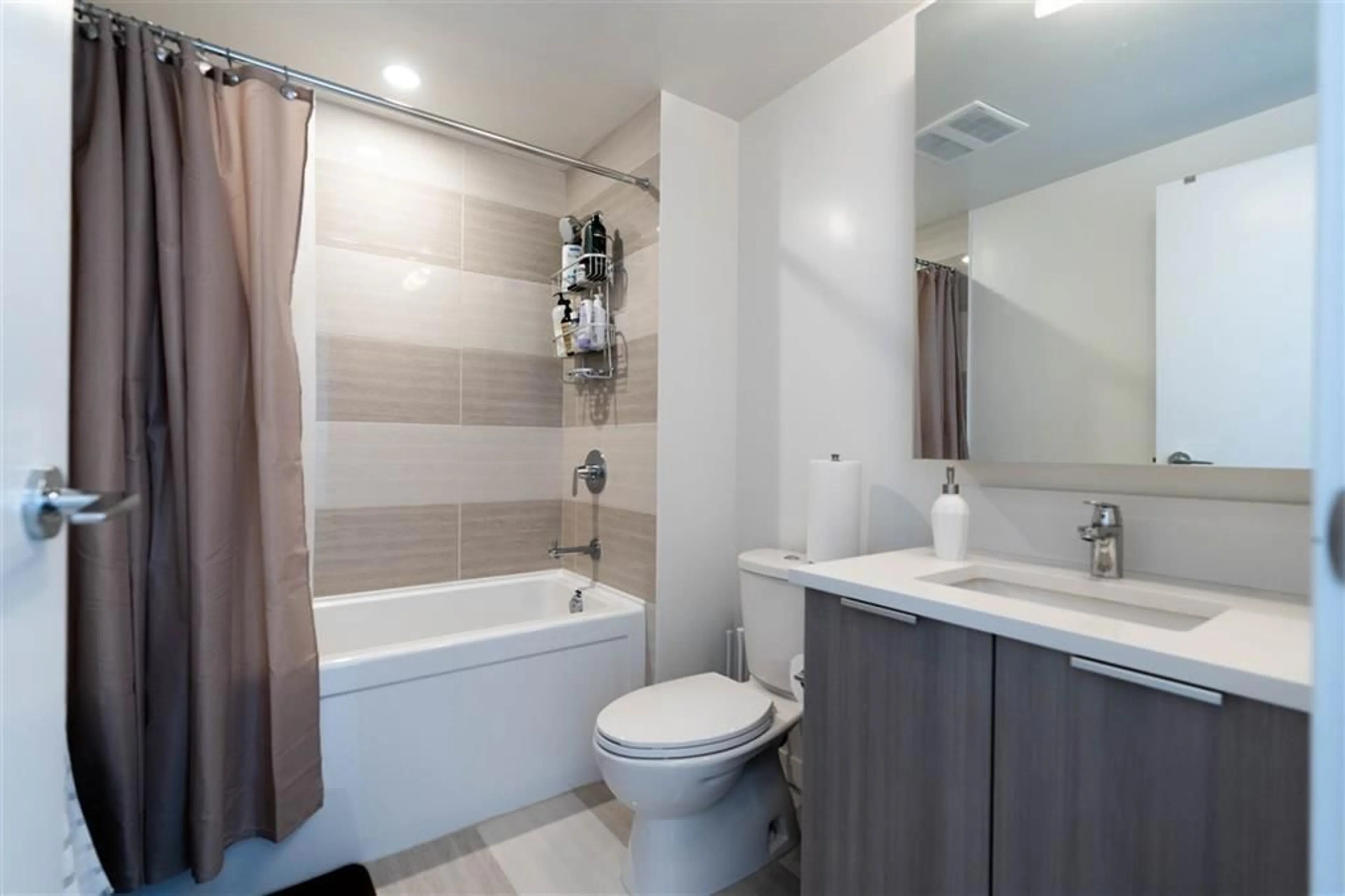 Standard bathroom, ceramic/tile floor for 2908 - 13308 CENTRAL, Surrey British Columbia V3T0M4