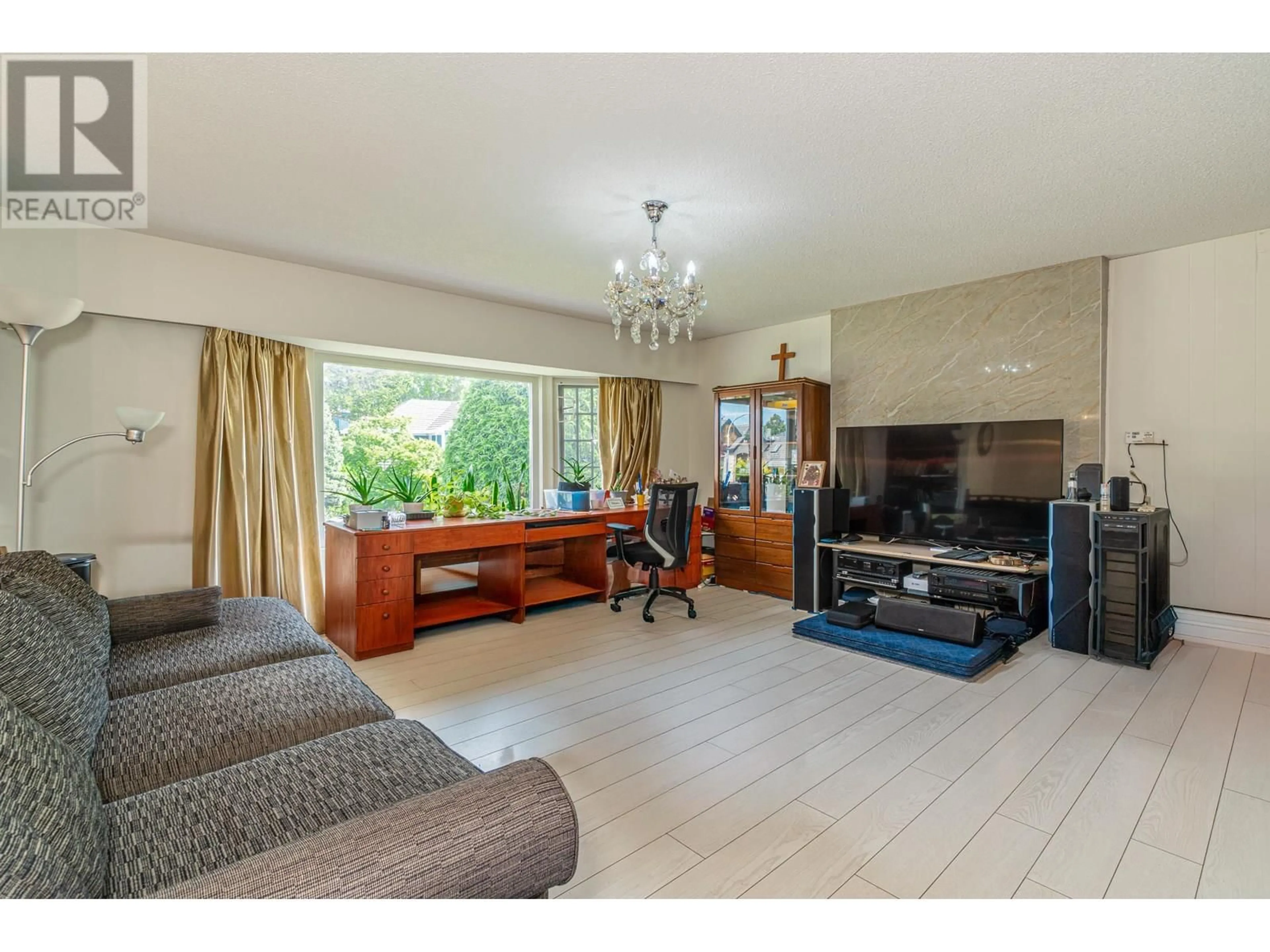 Living room with furniture, unknown for 5580 CHEMAINUS DRIVE, Richmond British Columbia V7C3B8