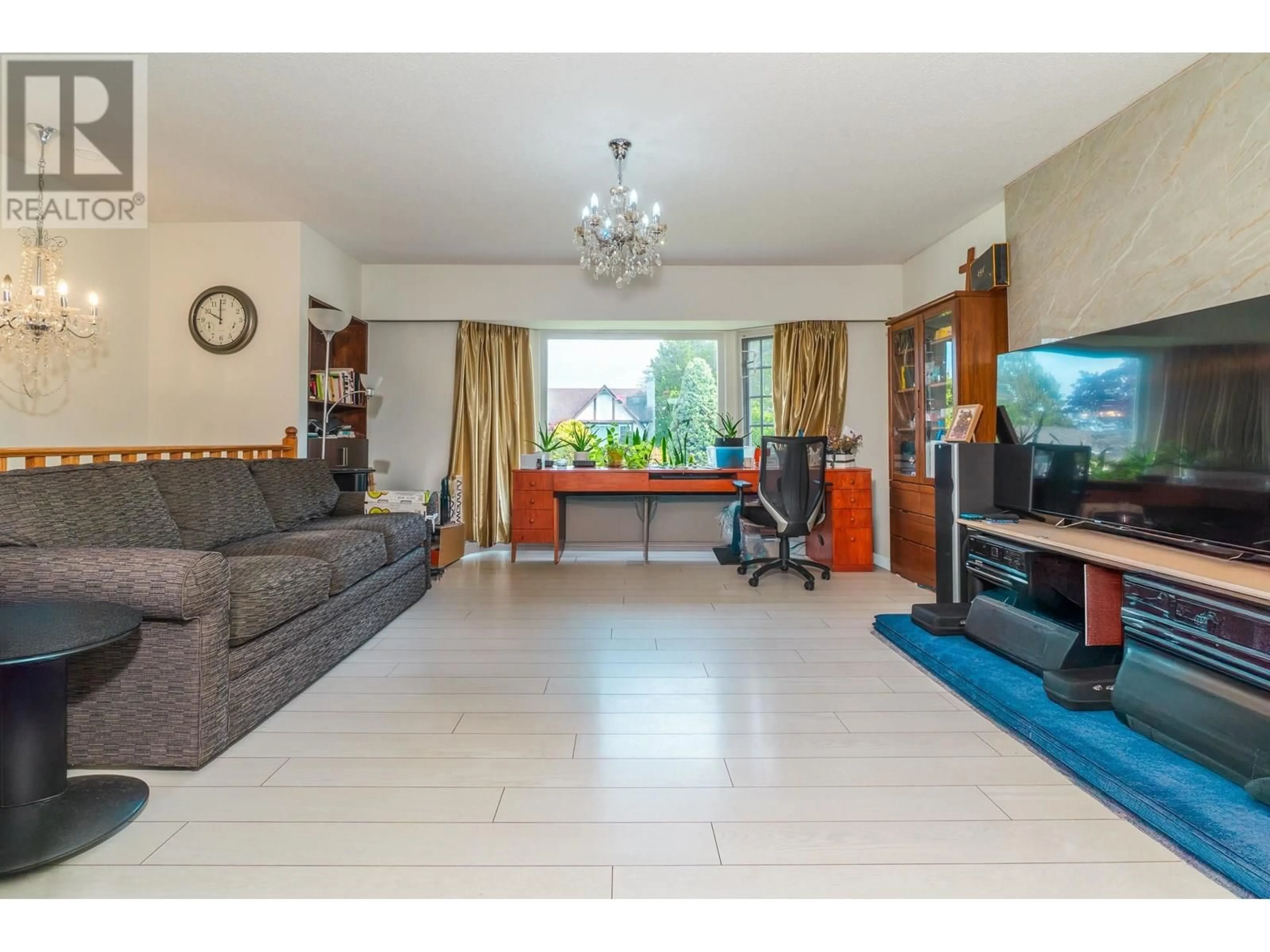 Living room with furniture, unknown for 5580 CHEMAINUS DRIVE, Richmond British Columbia V7C3B8