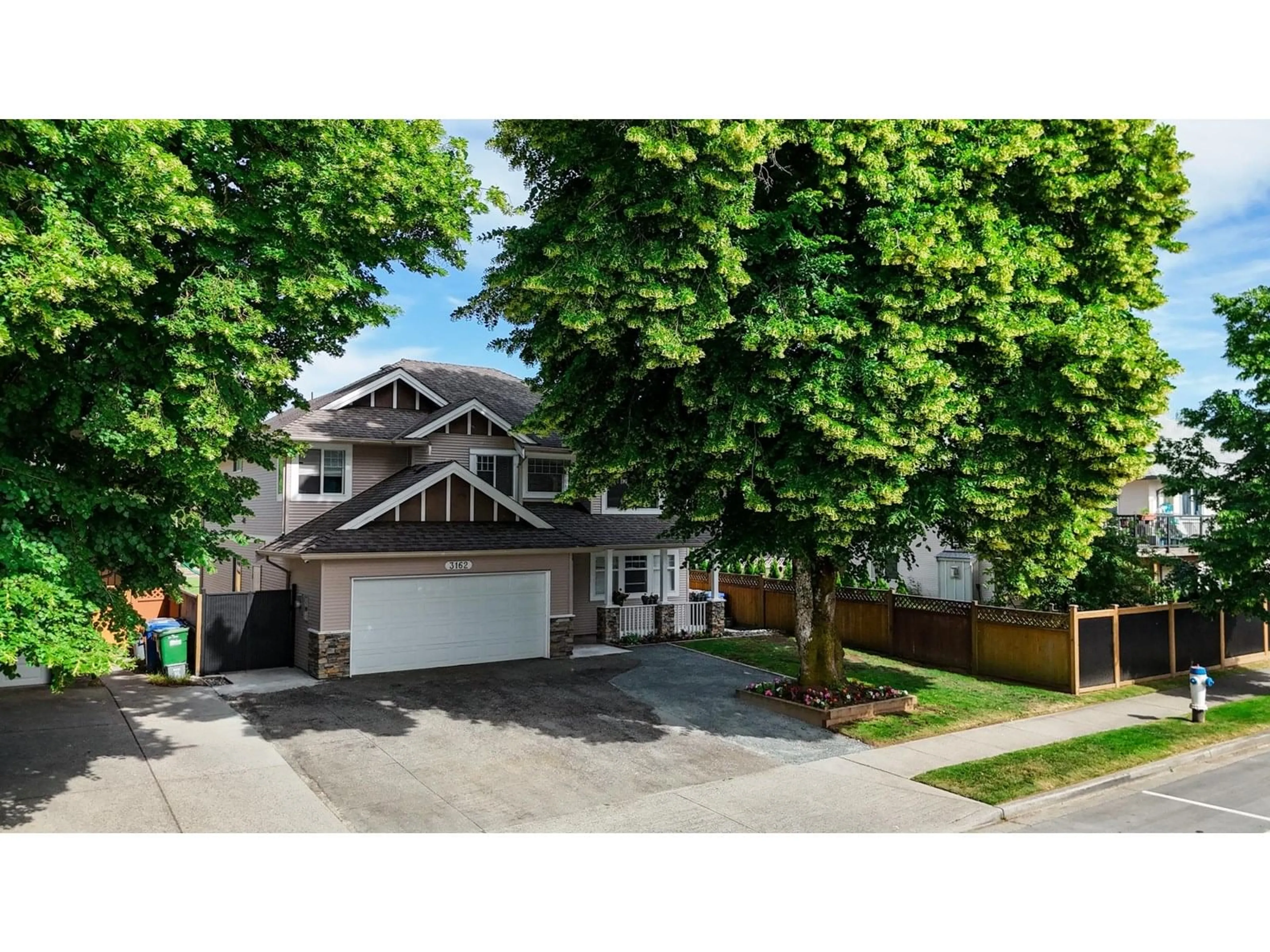 A pic from outside/outdoor area/front of a property/back of a property/a pic from drone, street for 3162 STATION, Abbotsford British Columbia V4X2S8