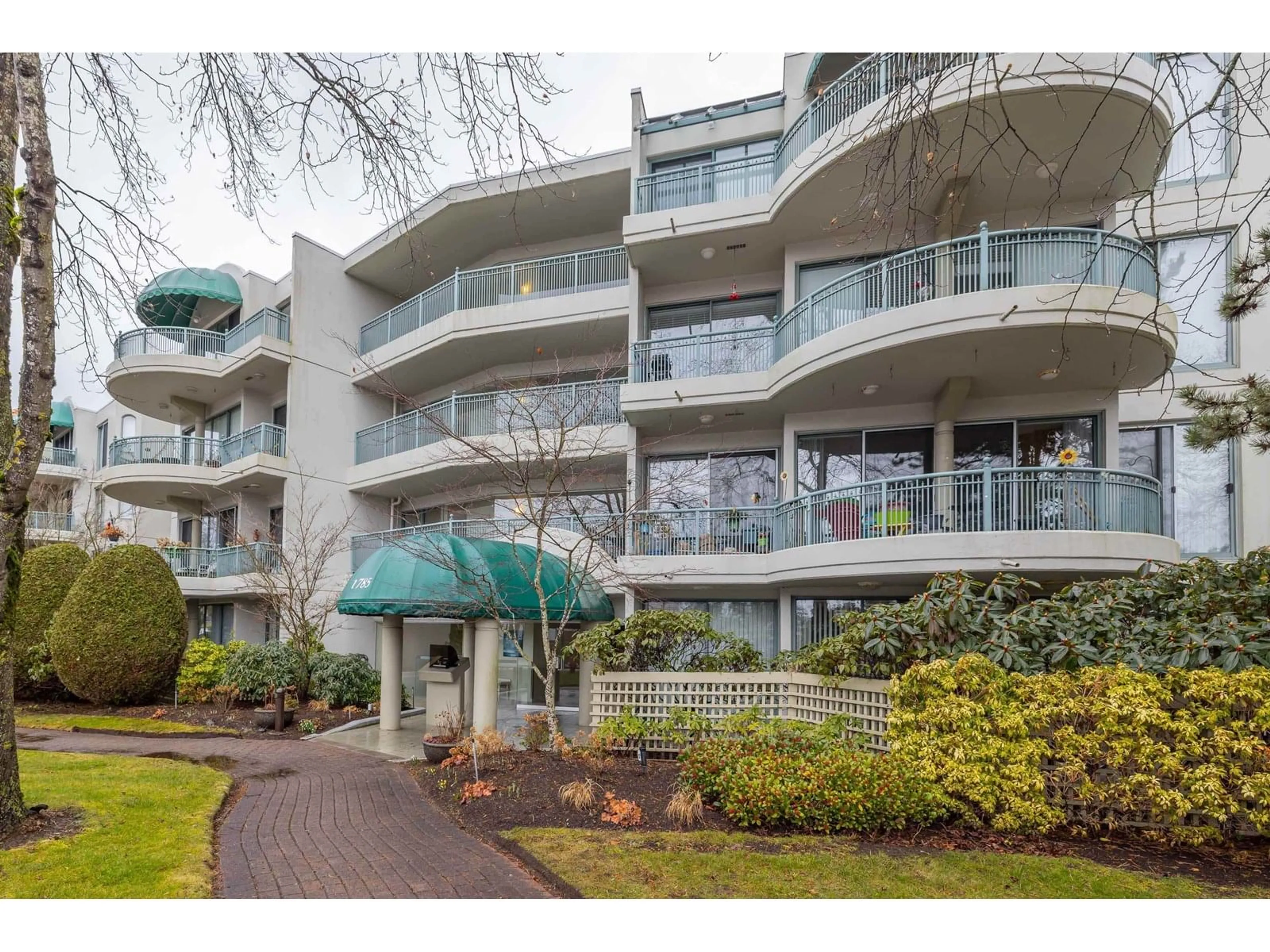 Patio, water/lake/river/ocean view for 411 - 1785 MARTIN, Surrey British Columbia V4A9T5