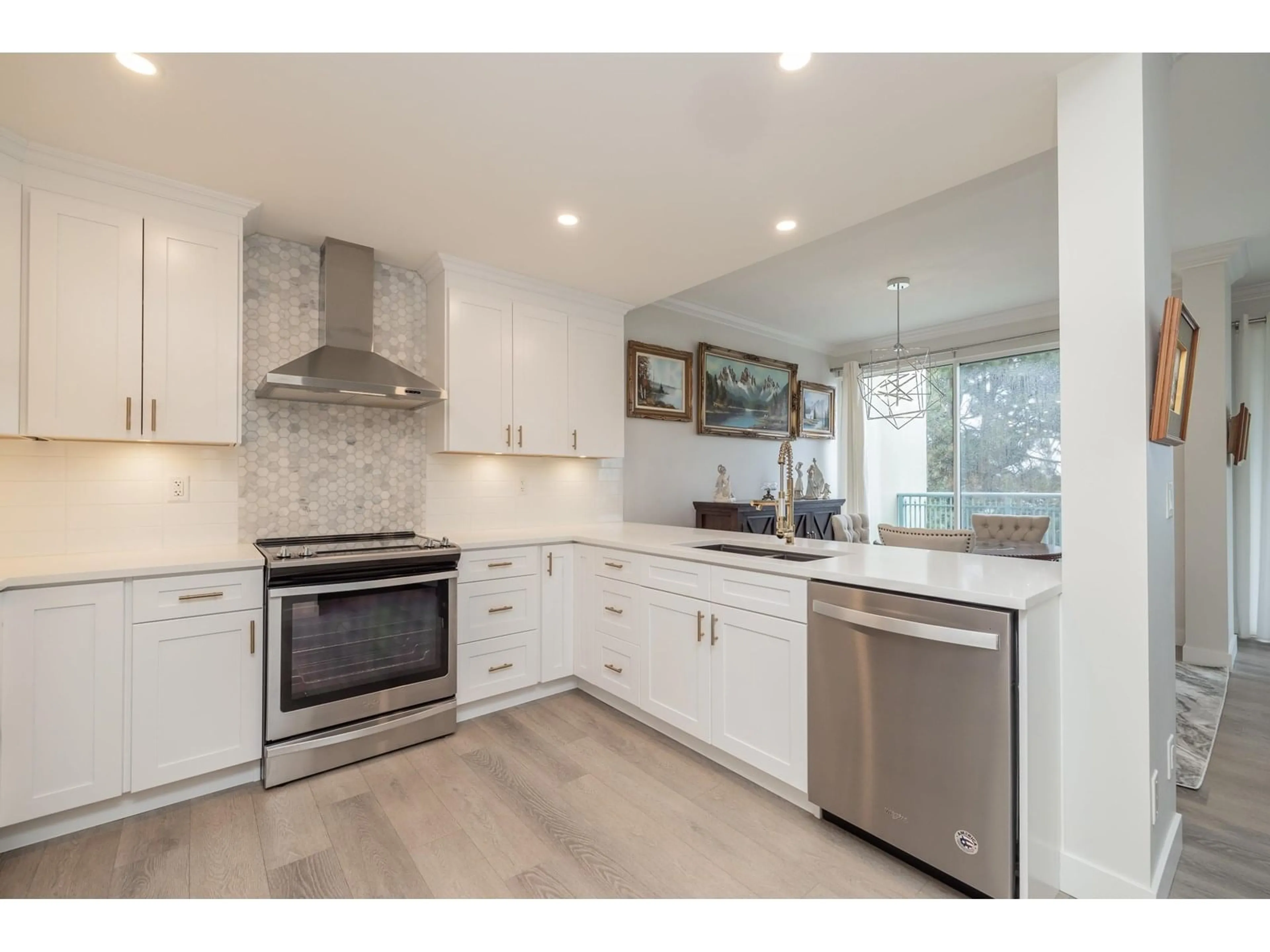 Open concept kitchen, ceramic/tile floor for 411 - 1785 MARTIN, Surrey British Columbia V4A9T5