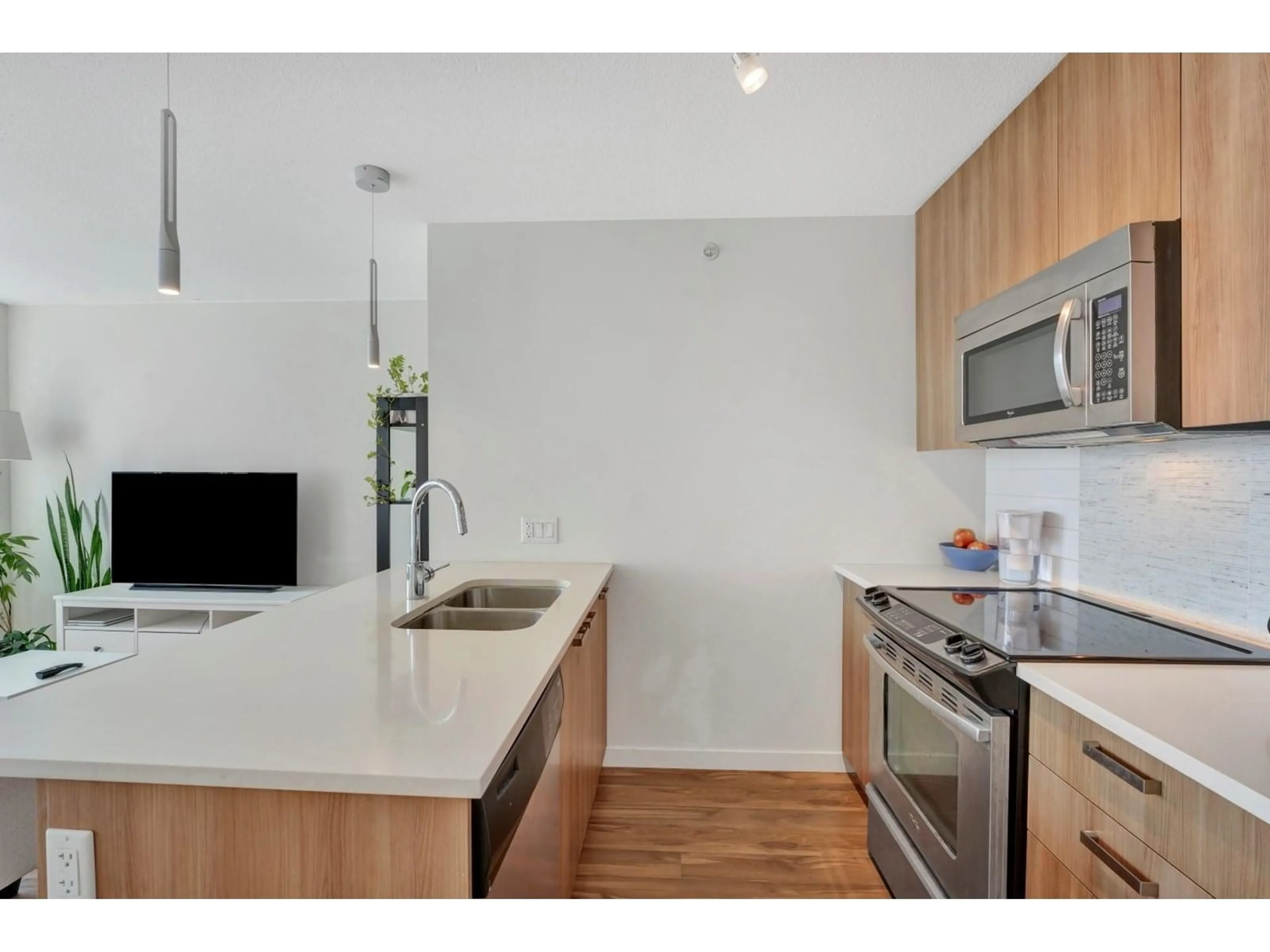 Standard kitchen, unknown for 1808 - 13325 102A, Surrey British Columbia V3T0J5