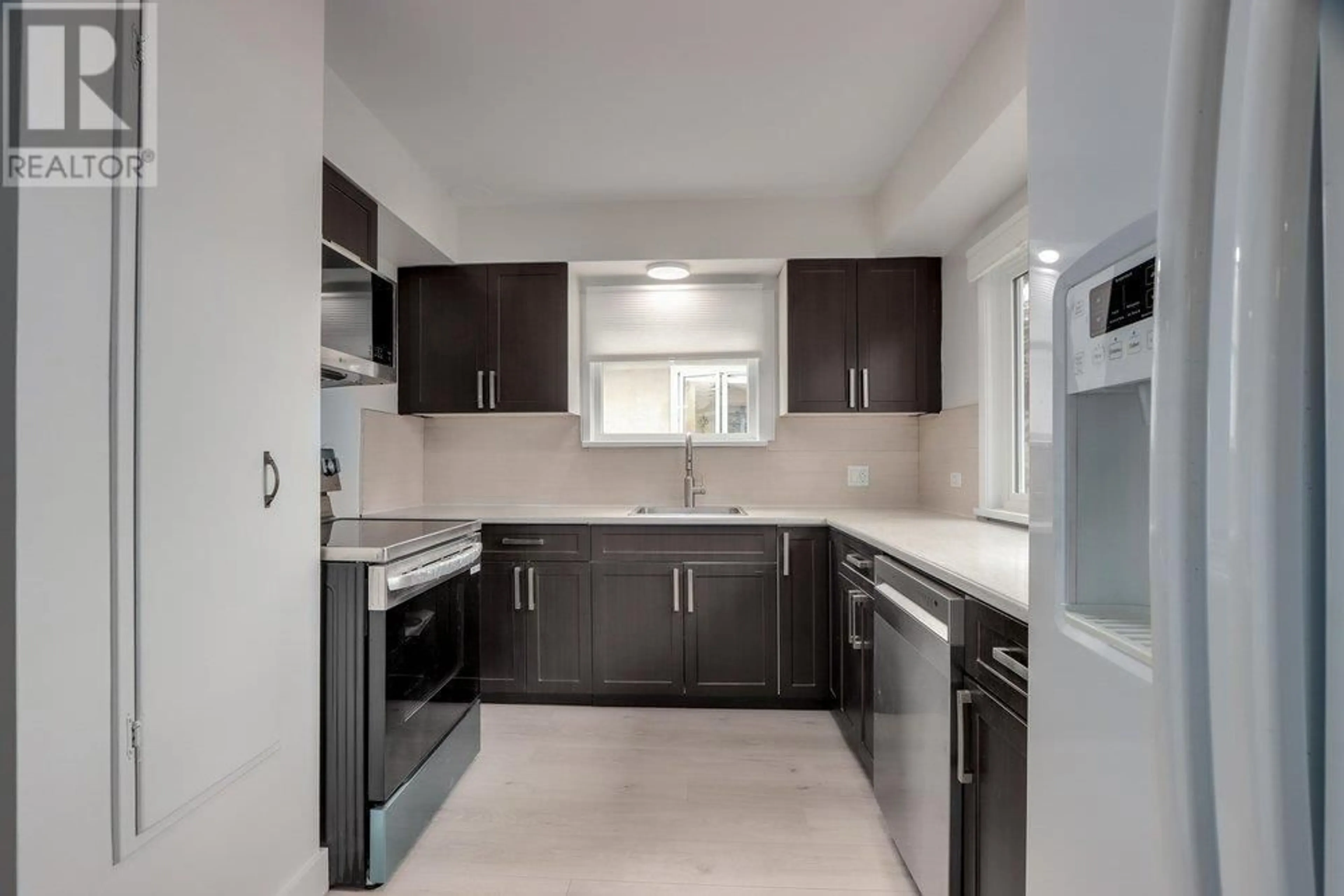 Standard kitchen, ceramic/tile floor for 181 WINDSOR ROAD, North Vancouver British Columbia V7N2M9