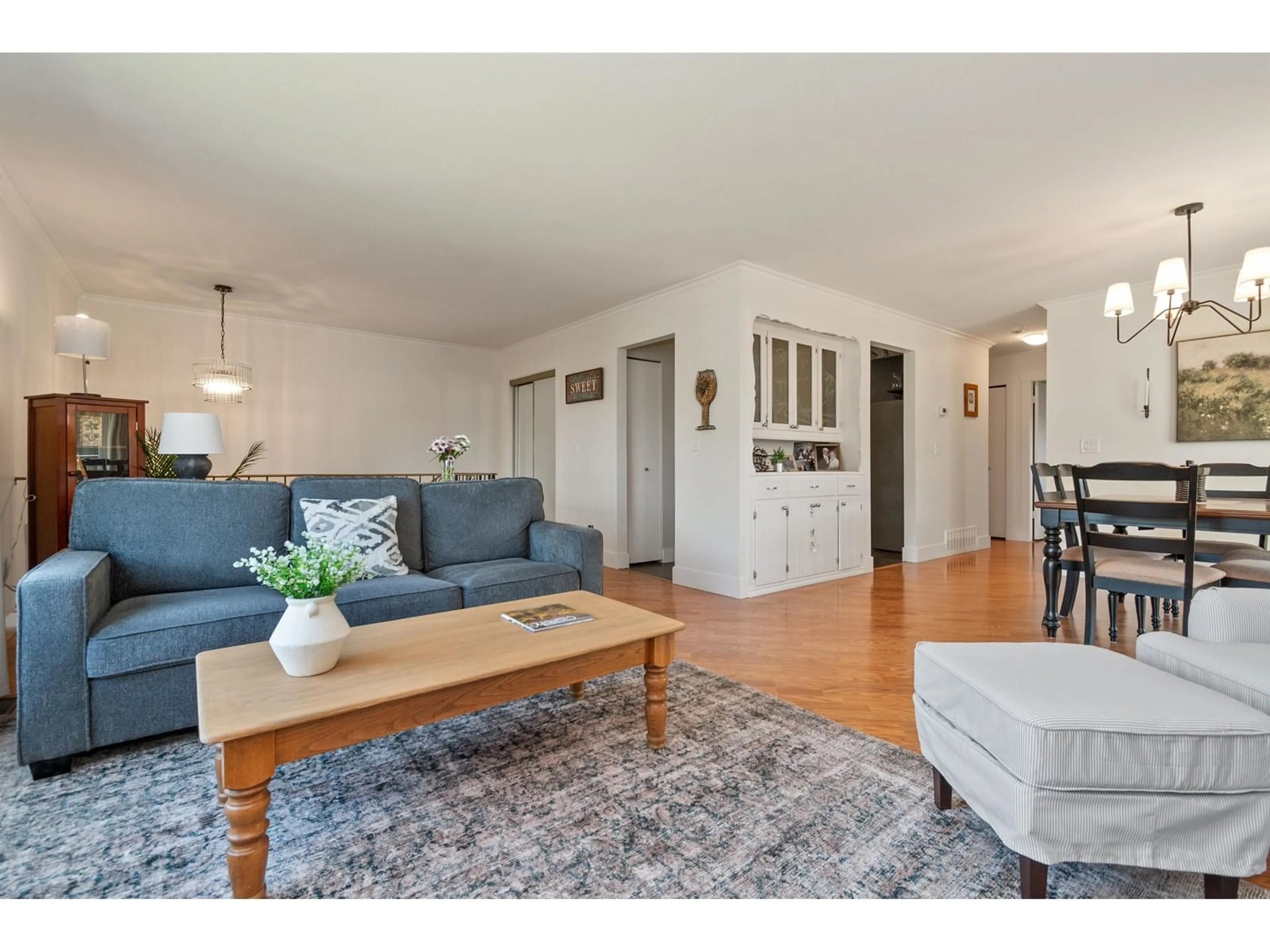 Living room with furniture, wood/laminate floor for 10197 OVAL DRIVE, Chilliwack British Columbia V2P6R2