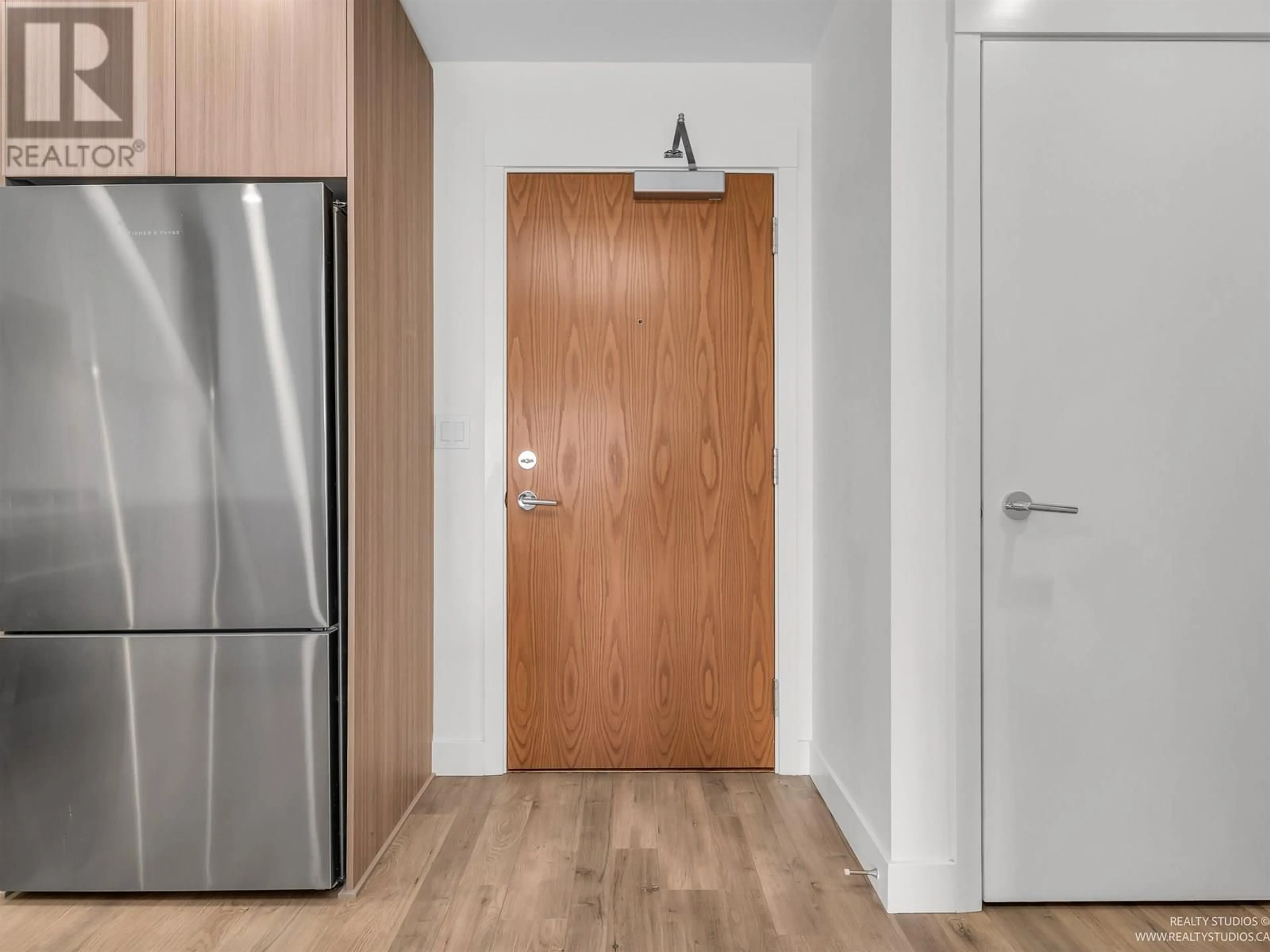 Indoor entryway for 605 - 750 DOGWOOD STREET, Coquitlam British Columbia V3J0K6