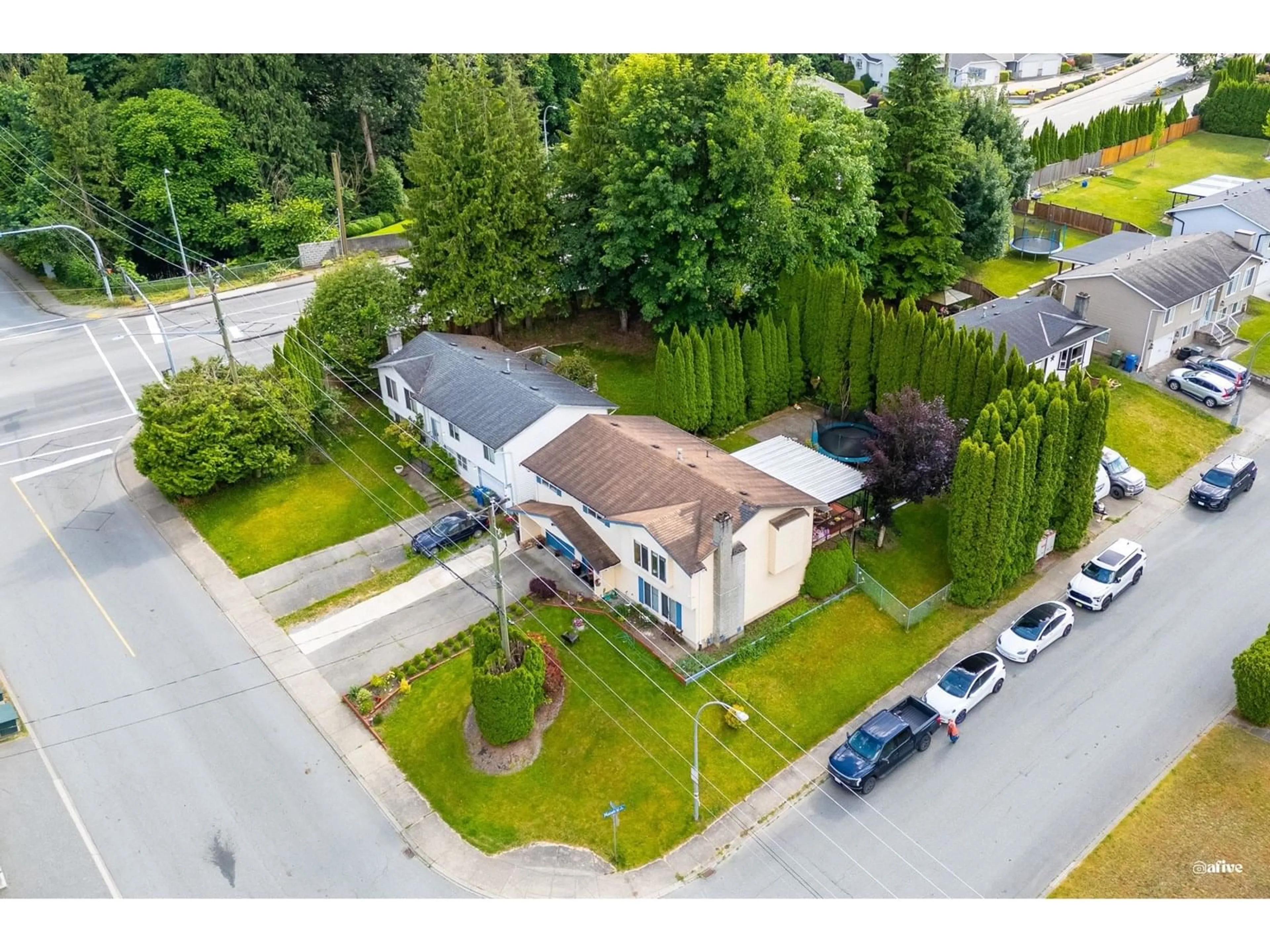 A pic from outside/outdoor area/front of a property/back of a property/a pic from drone, street for 3271 HORN, Abbotsford British Columbia V2S7B8