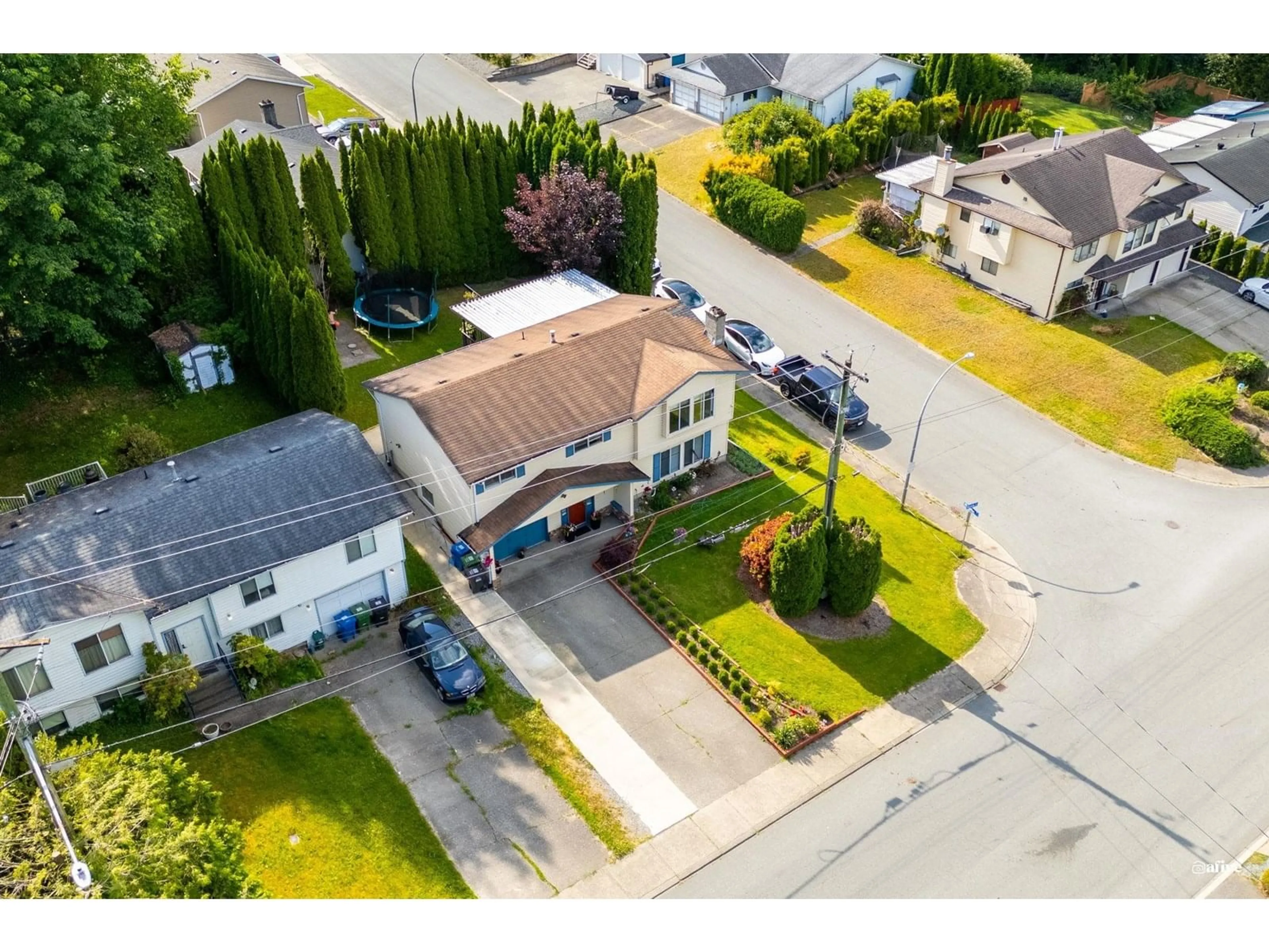 A pic from outside/outdoor area/front of a property/back of a property/a pic from drone, street for 3271 HORN, Abbotsford British Columbia V2S7B8
