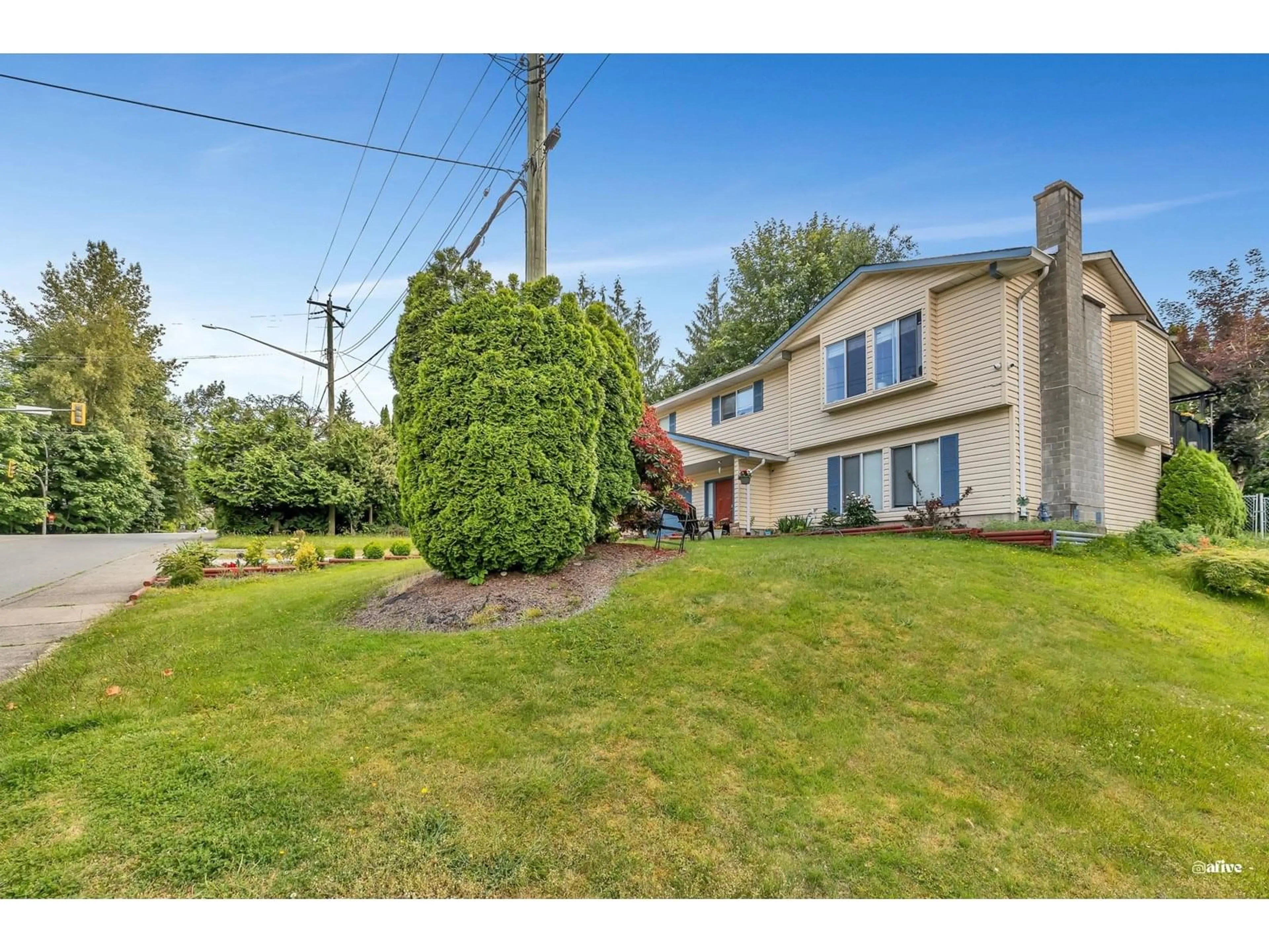 A pic from outside/outdoor area/front of a property/back of a property/a pic from drone, street for 3271 HORN, Abbotsford British Columbia V2S7B8